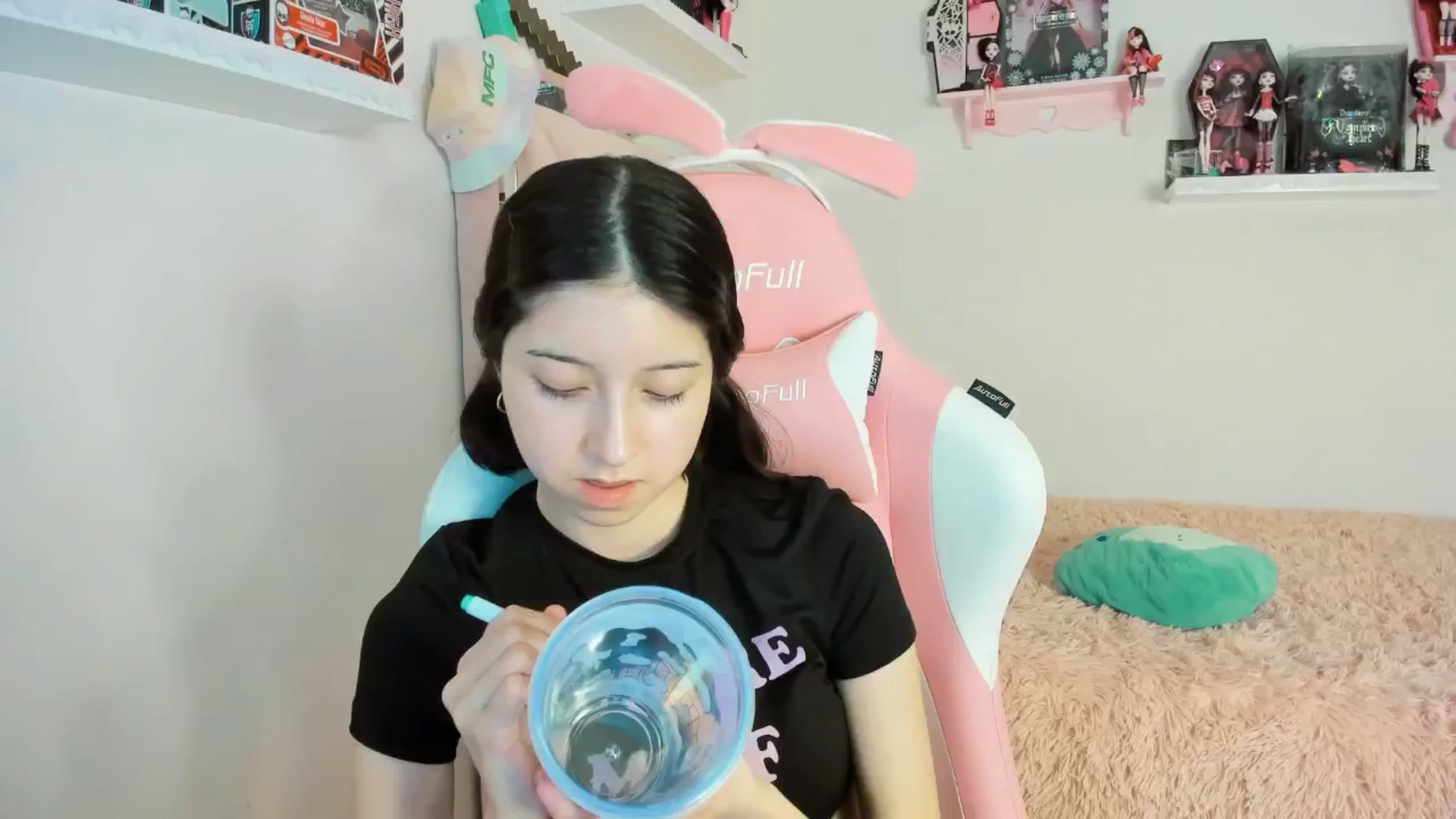 Gallery image thumbnail from Cherrycute666's myfreecams stream on, 01/17/2025, 07:01 image 3 of 20