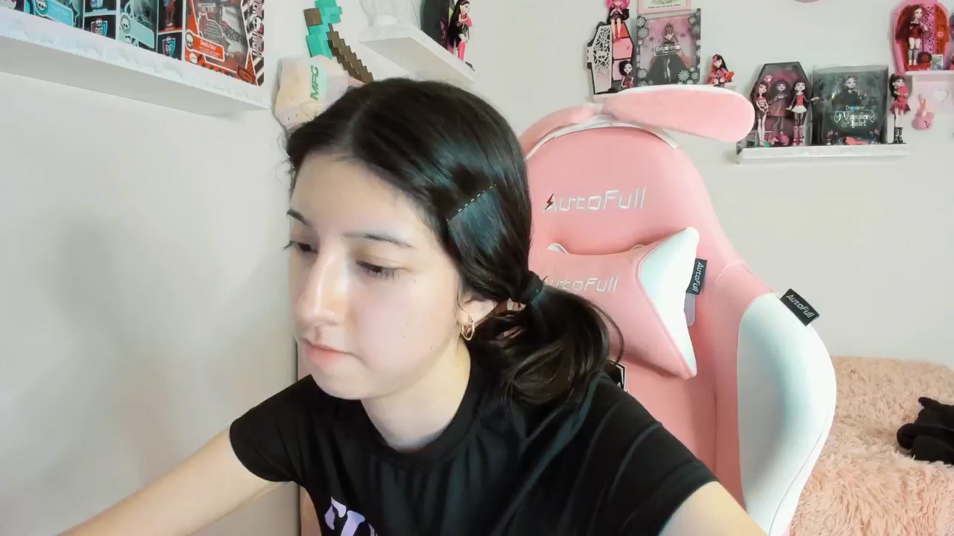Gallery image thumbnail from Cherrycute666's myfreecams stream on, 01/17/2025, 07:01 image 18 of 20