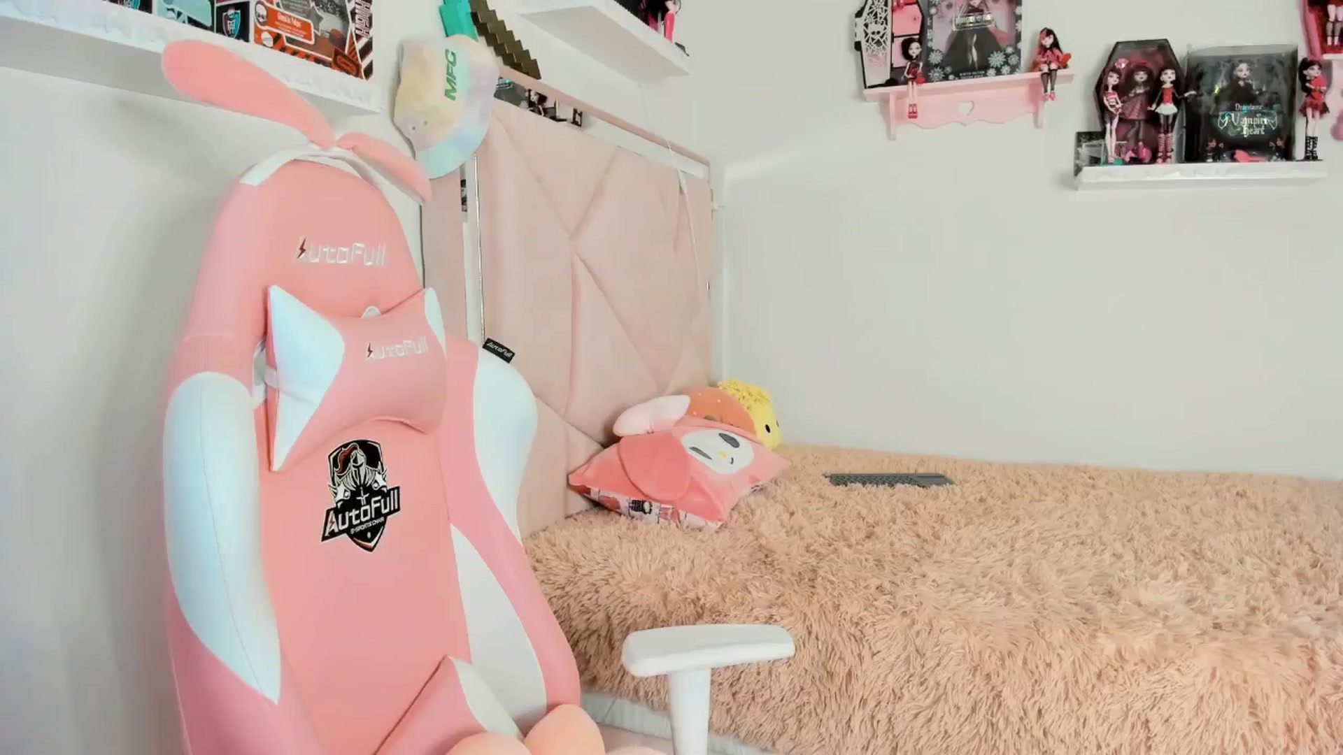 Gallery image thumbnail from Cherrycute666's myfreecams stream on, 01/17/2025, 07:01 image 1 of 20