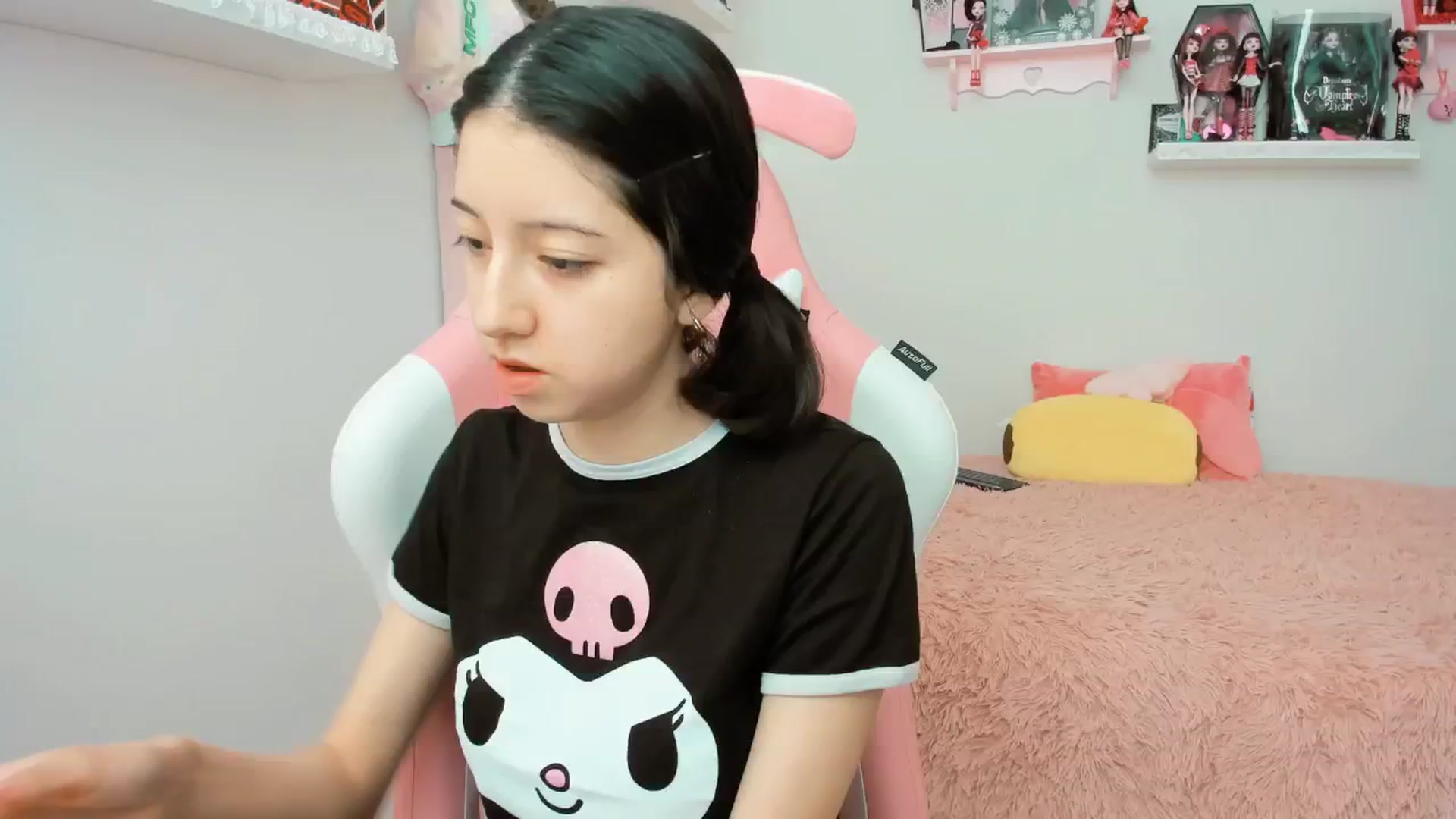 Gallery image thumbnail from Cherrycute666's myfreecams stream on, 01/17/2025, 23:00 image 3 of 20