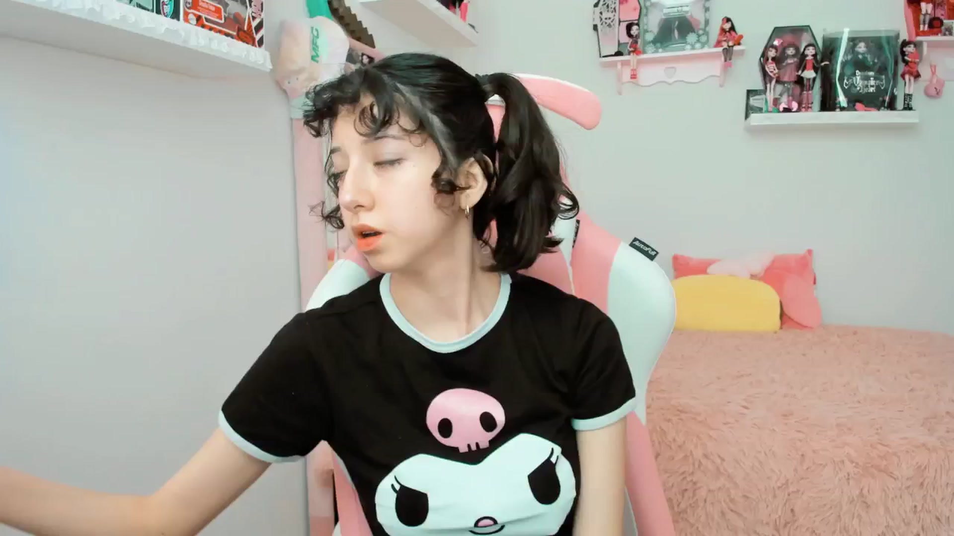 Gallery image thumbnail from Cherrycute666's myfreecams stream on, 01/17/2025, 23:00 image 15 of 20