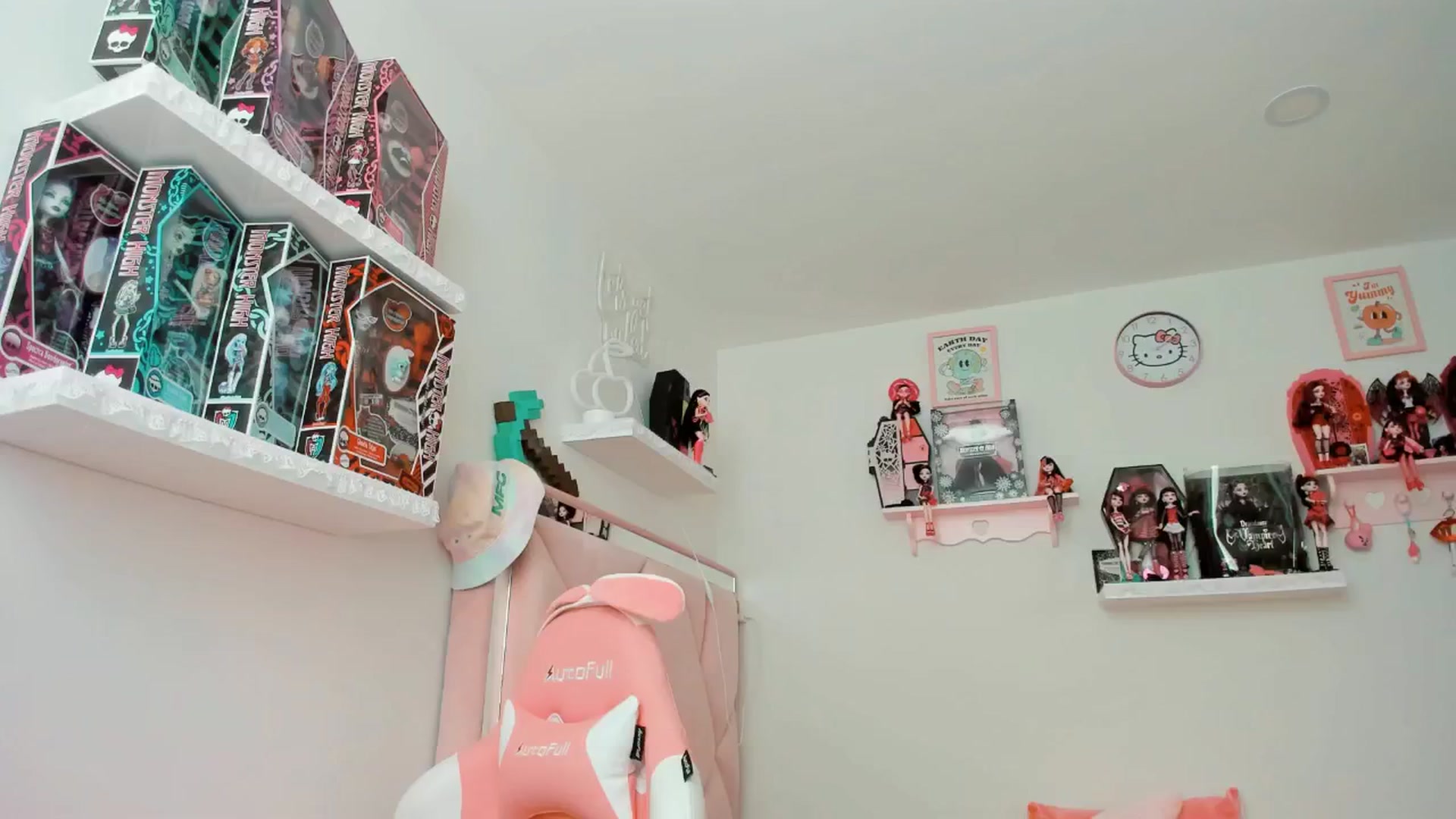 Gallery image thumbnail from Cherrycute666's myfreecams stream on, 01/17/2025, 23:00 image 1 of 20