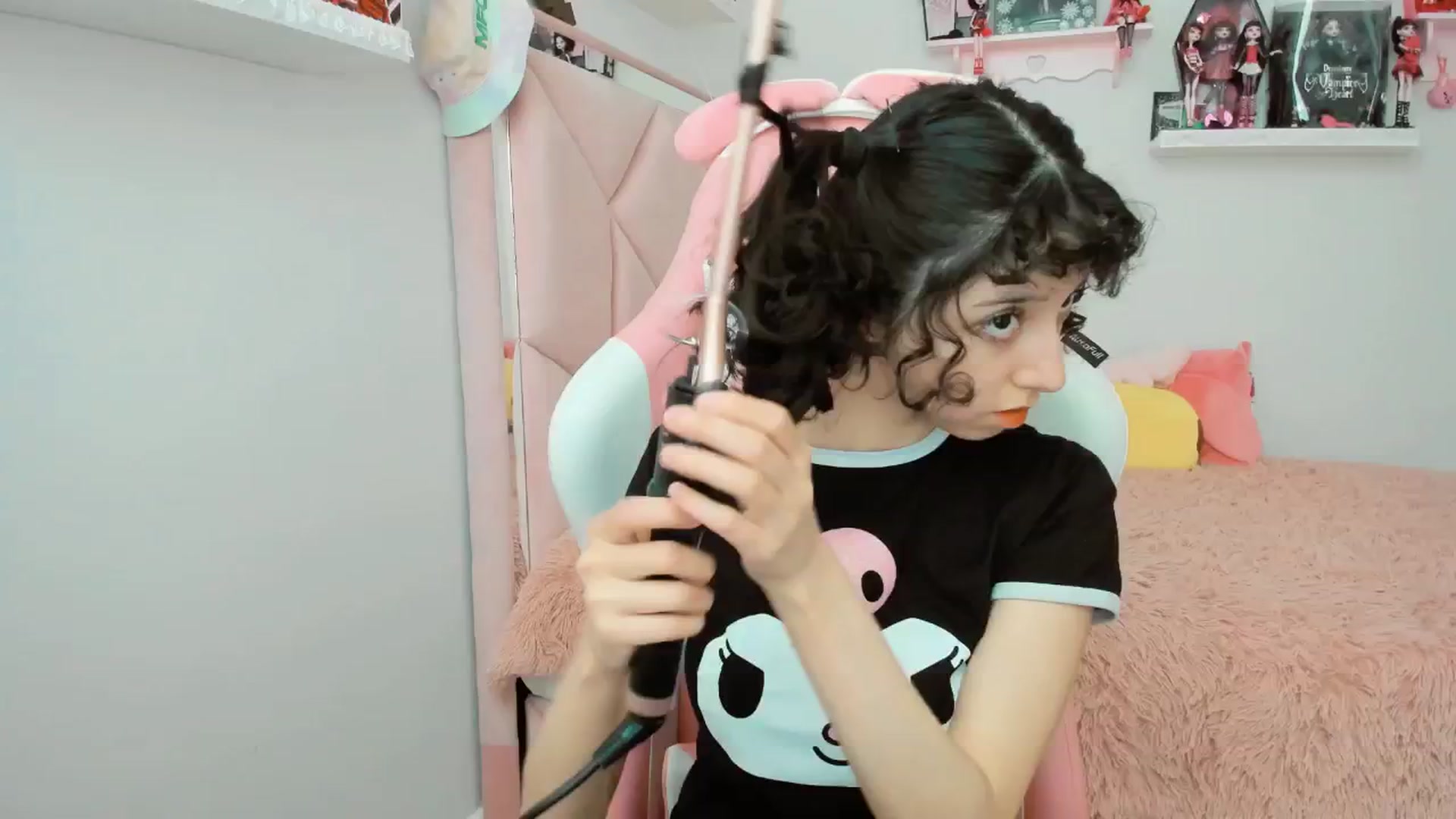 Gallery image thumbnail from Cherrycute666's myfreecams stream on, 01/17/2025, 23:00 image 17 of 20