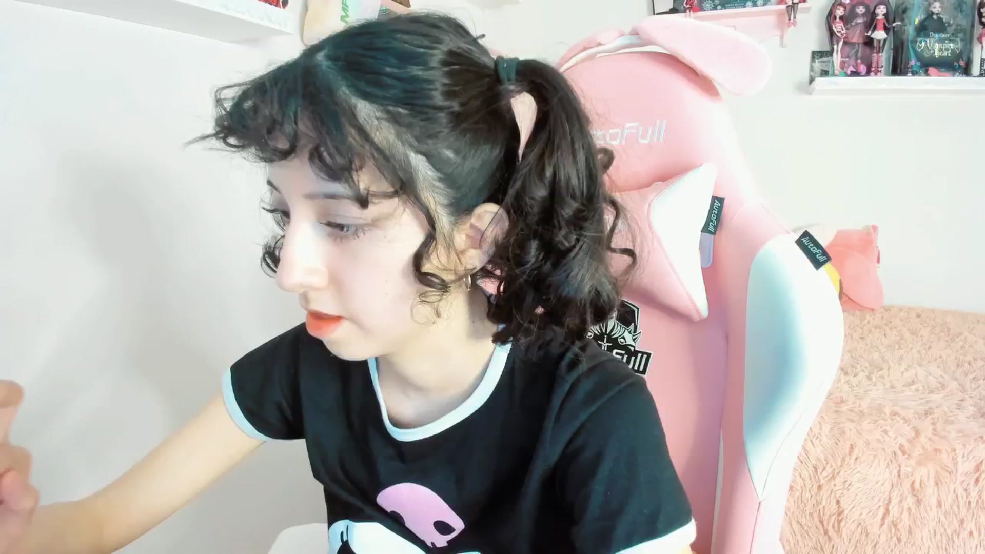 Gallery image thumbnail from Cherrycute666's myfreecams stream on, 01/18/2025, 24:09 image 17 of 20