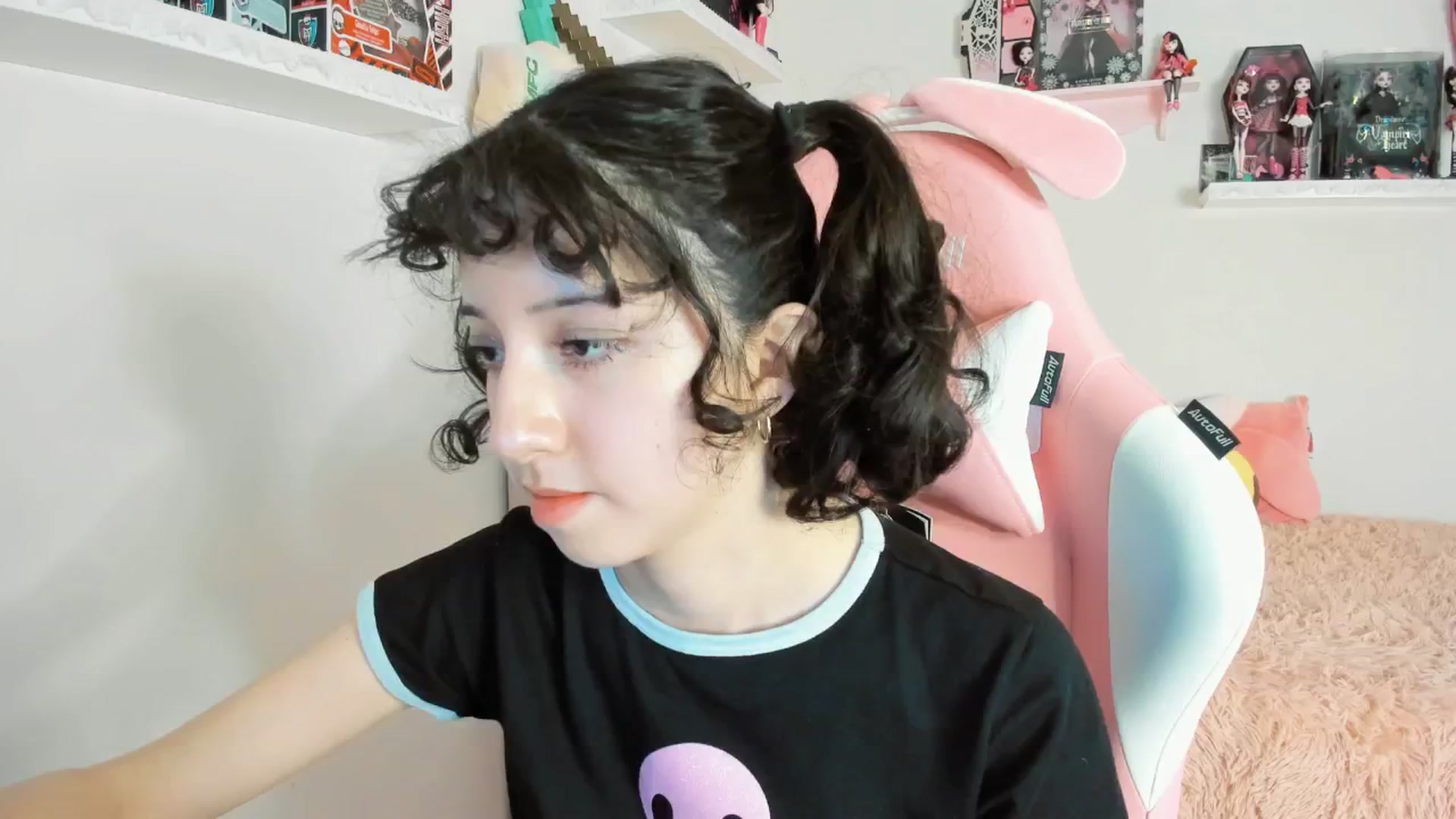 Gallery image thumbnail from Cherrycute666's myfreecams stream on, 01/18/2025, 24:48 image 4 of 20