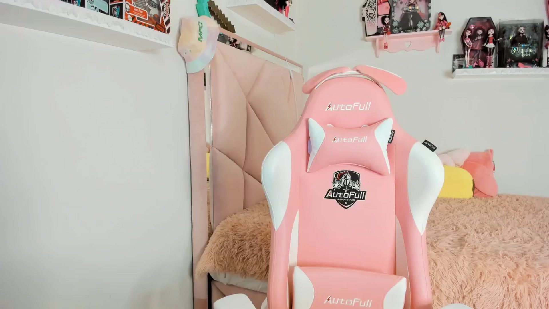 Gallery image thumbnail from Cherrycute666's myfreecams stream on, 01/18/2025, 24:48 image 10 of 20