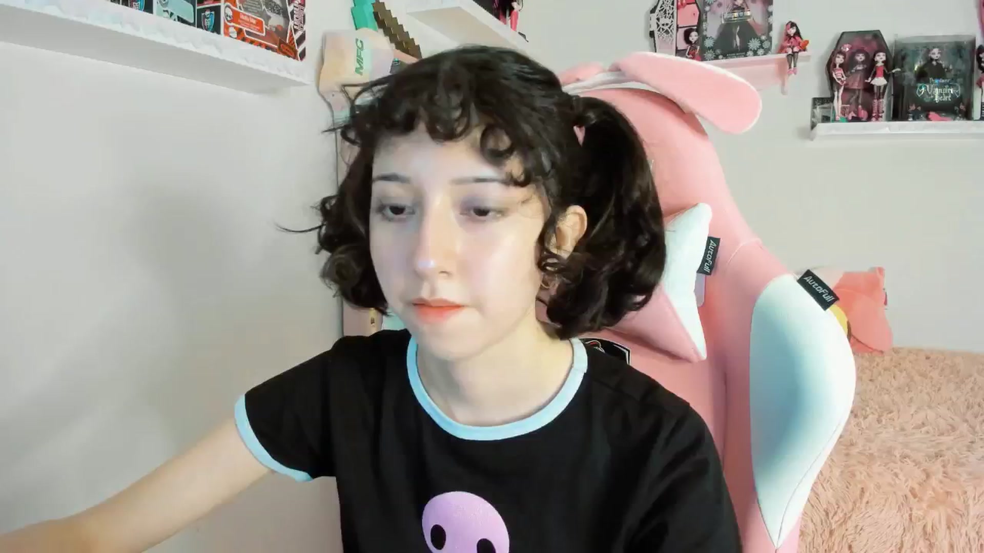 Gallery image thumbnail from Cherrycute666's myfreecams stream on, 01/18/2025, 24:48 image 1 of 20
