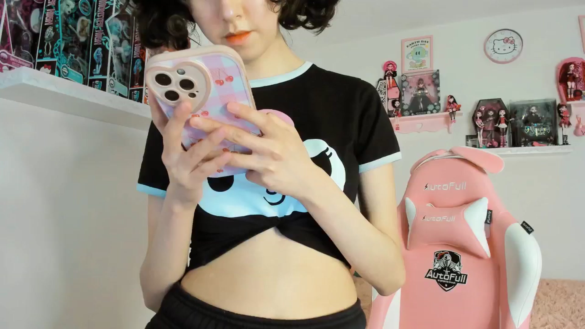 Gallery image thumbnail from Cherrycute666's myfreecams stream on, 01/18/2025, 24:48 image 12 of 20