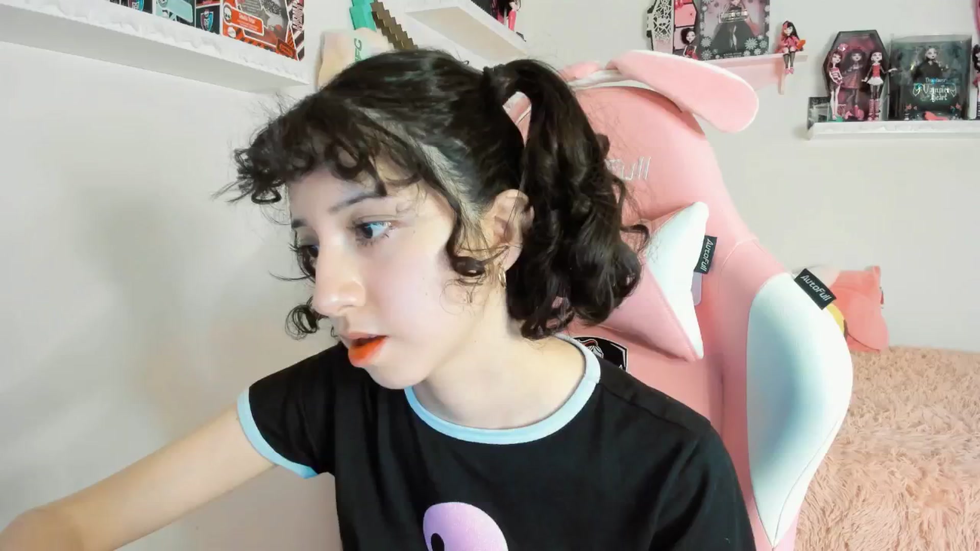 Gallery image thumbnail from Cherrycute666's myfreecams stream on, 01/18/2025, 24:48 image 5 of 20