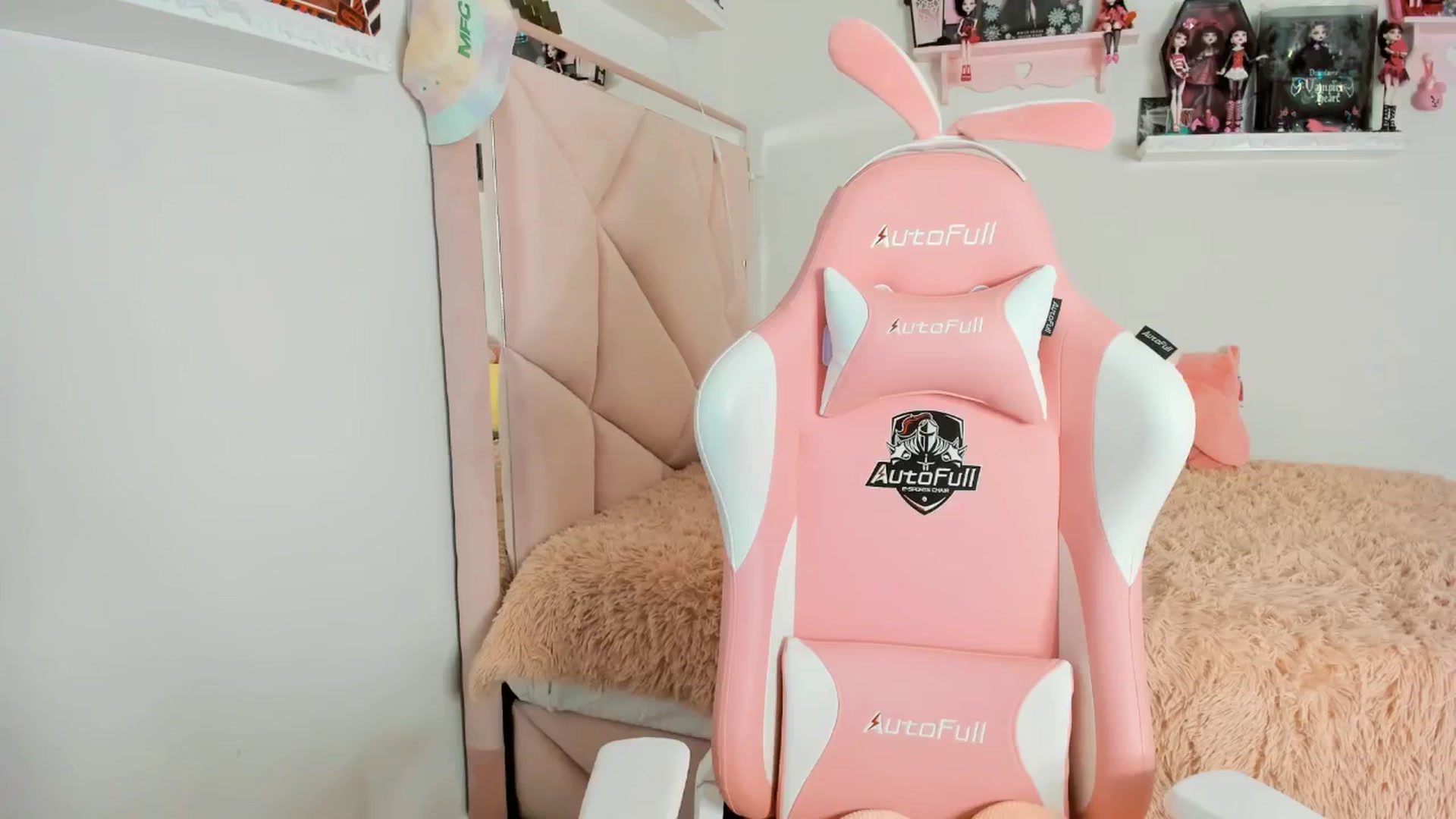 Gallery image thumbnail from Cherrycute666's myfreecams stream on, 01/18/2025, 03:00 image 19 of 20