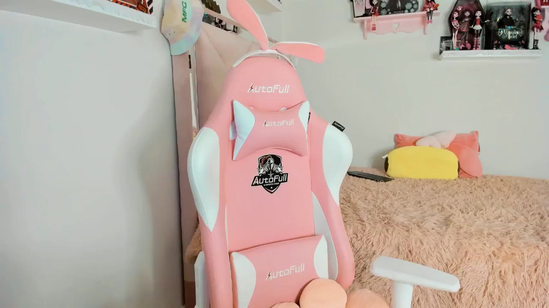 Gallery image thumbnail from Cherrycute666's myfreecams stream on, 01/18/2025, 03:57 image 17 of 20