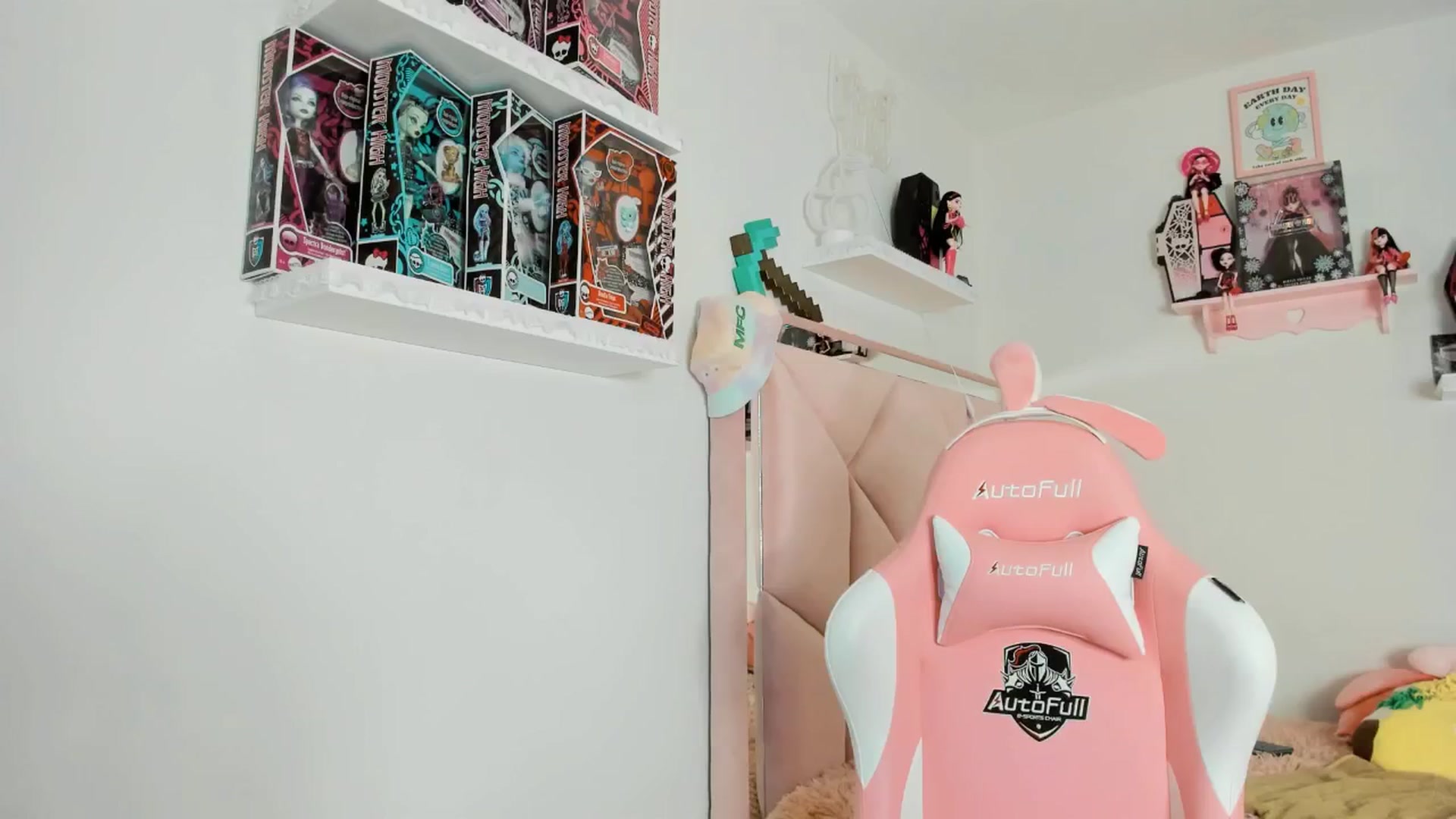 Gallery image thumbnail from Cherrycute666's myfreecams stream on, 01/18/2025, 11:17 image 13 of 20