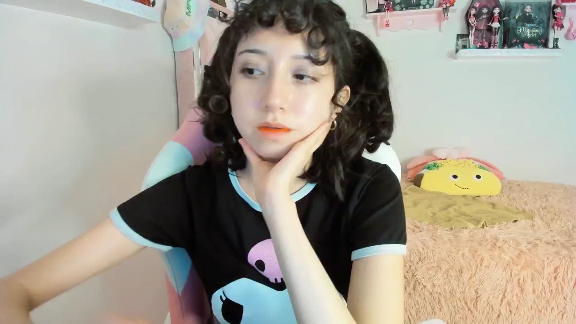 Gallery image thumbnail from Cherrycute666's myfreecams stream on, 01/18/2025, 11:17 image 5 of 20
