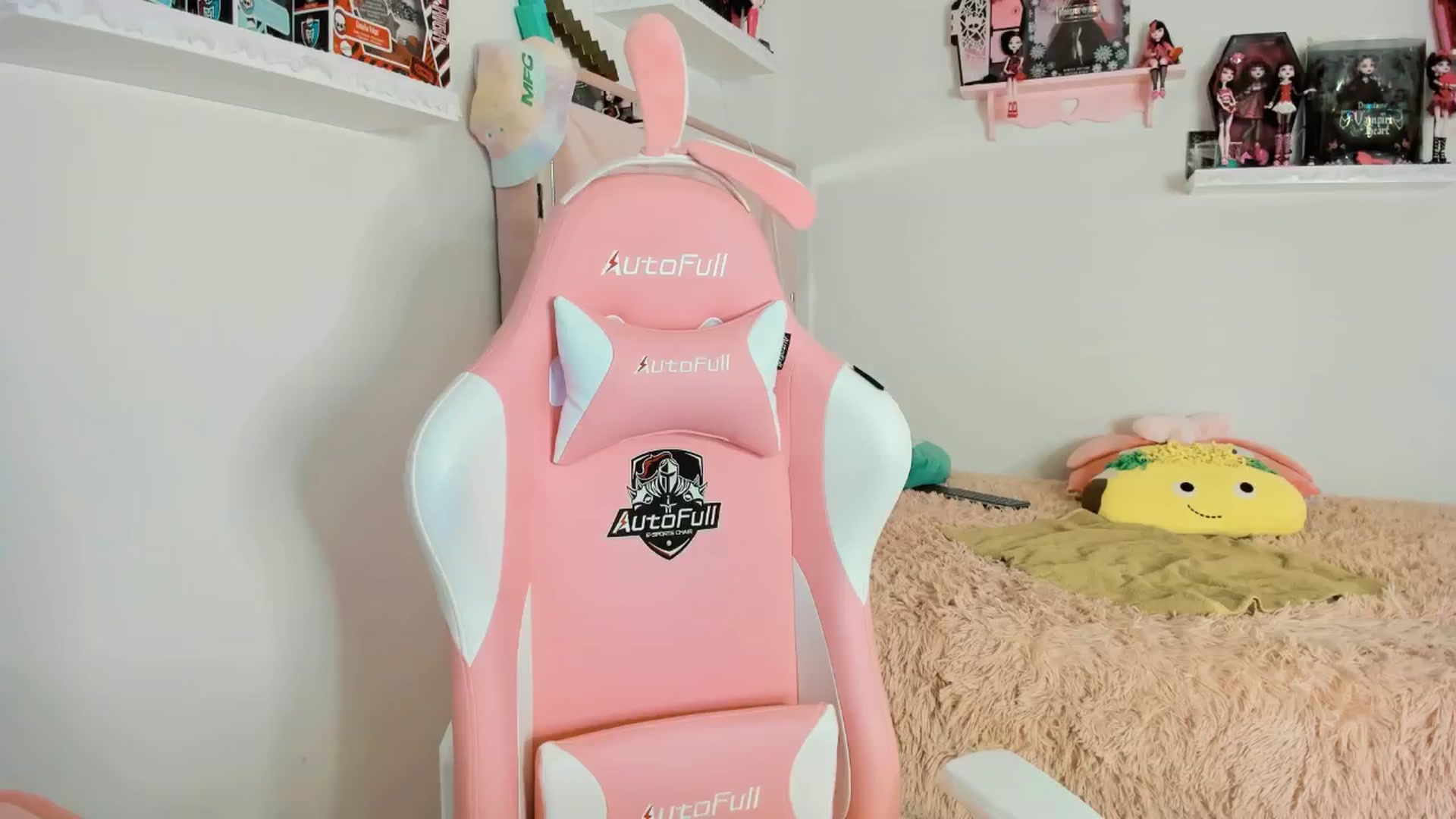 Gallery image thumbnail from Cherrycute666's myfreecams stream on, 01/18/2025, 11:17 image 9 of 20