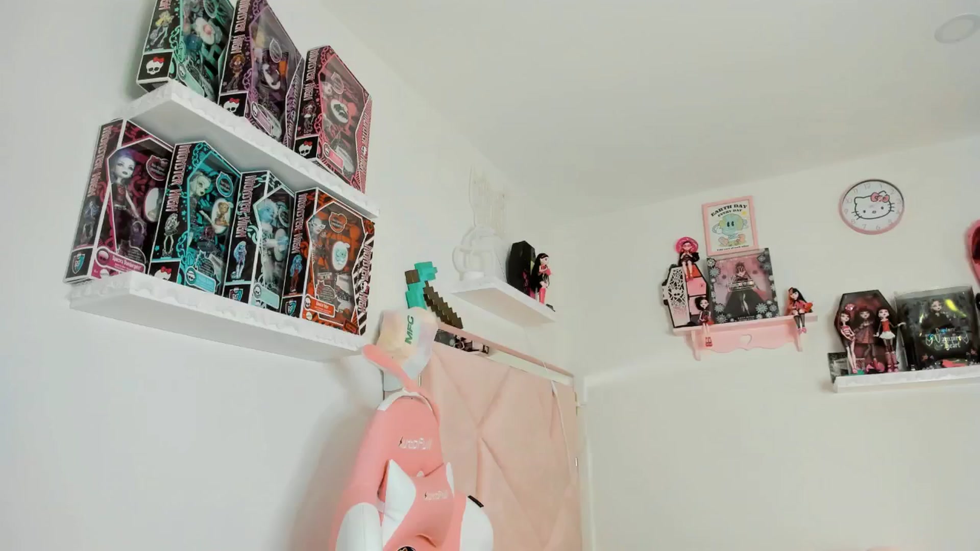 Gallery image thumbnail from Cherrycute666's myfreecams stream on, 01/18/2025, 11:17 image 11 of 20
