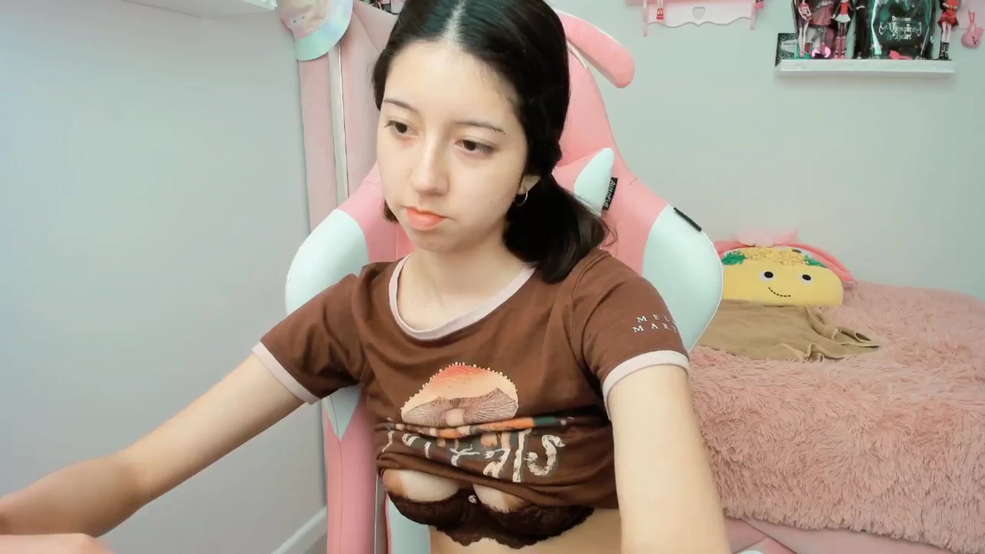 Gallery image thumbnail from Cherrycute666's myfreecams stream on, 01/18/2025, 21:03 image 17 of 20