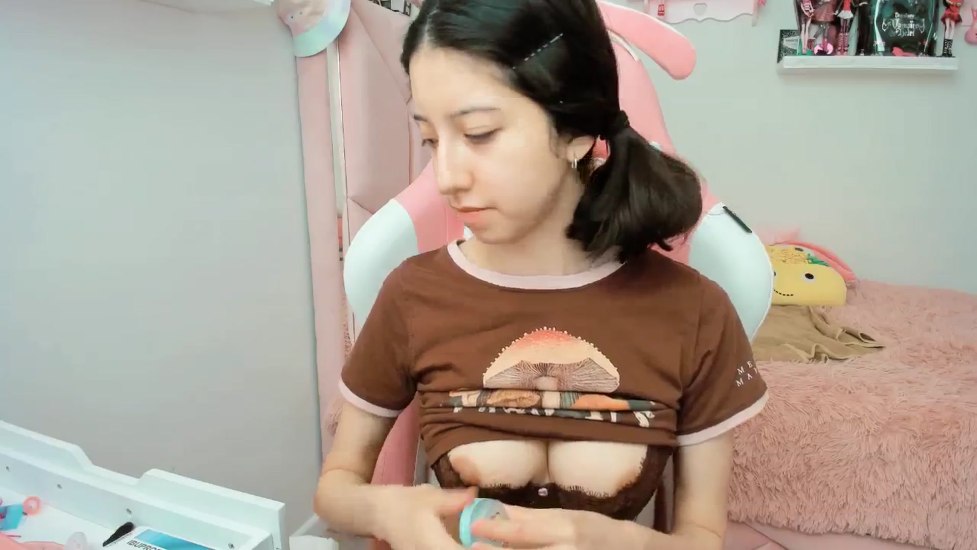 Gallery image thumbnail from Cherrycute666's myfreecams stream on, 01/18/2025, 21:03 image 11 of 20