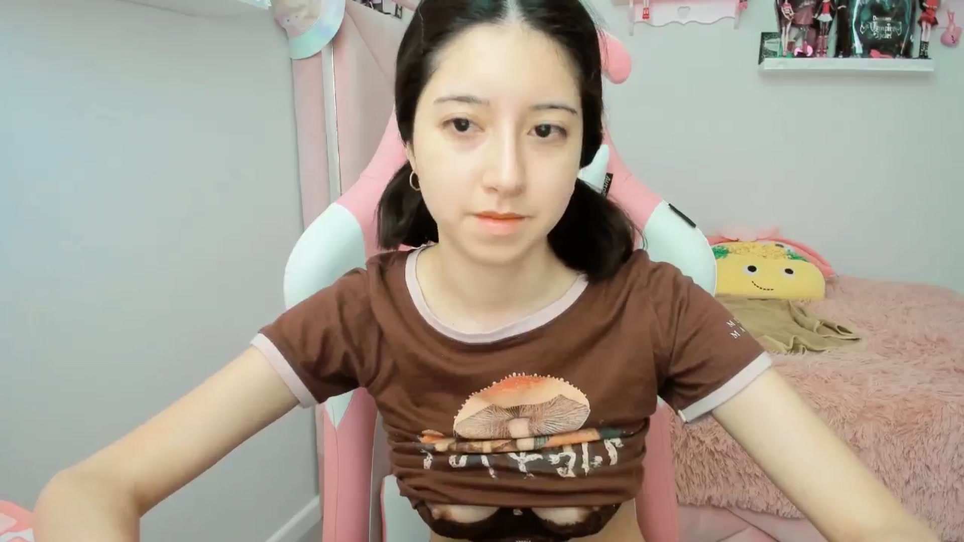 Gallery image thumbnail from Cherrycute666's myfreecams stream on, 01/18/2025, 21:03 image 19 of 20