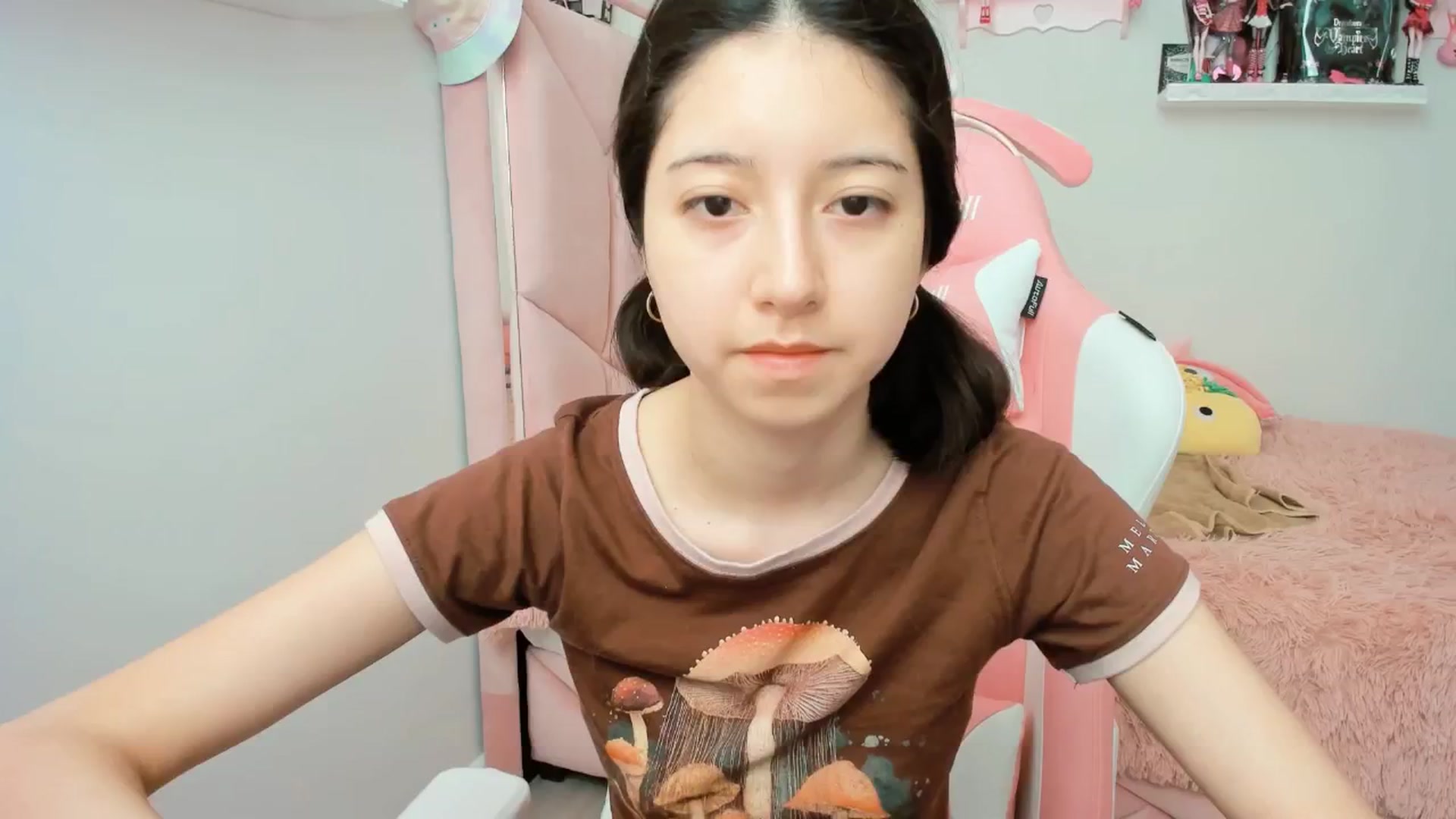 Gallery image thumbnail from Cherrycute666's myfreecams stream on, 01/18/2025, 21:03 image 1 of 20
