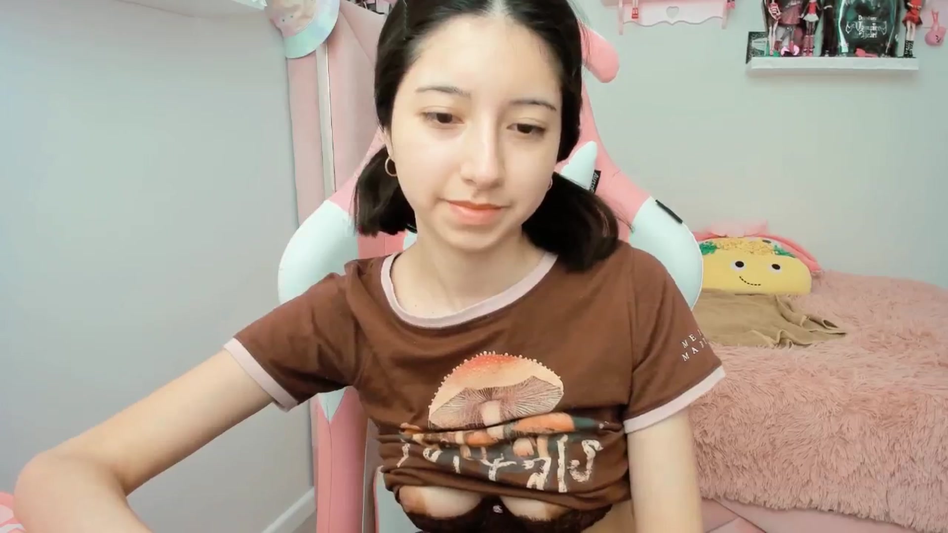Gallery image thumbnail from Cherrycute666's myfreecams stream on, 01/18/2025, 21:03 image 16 of 20