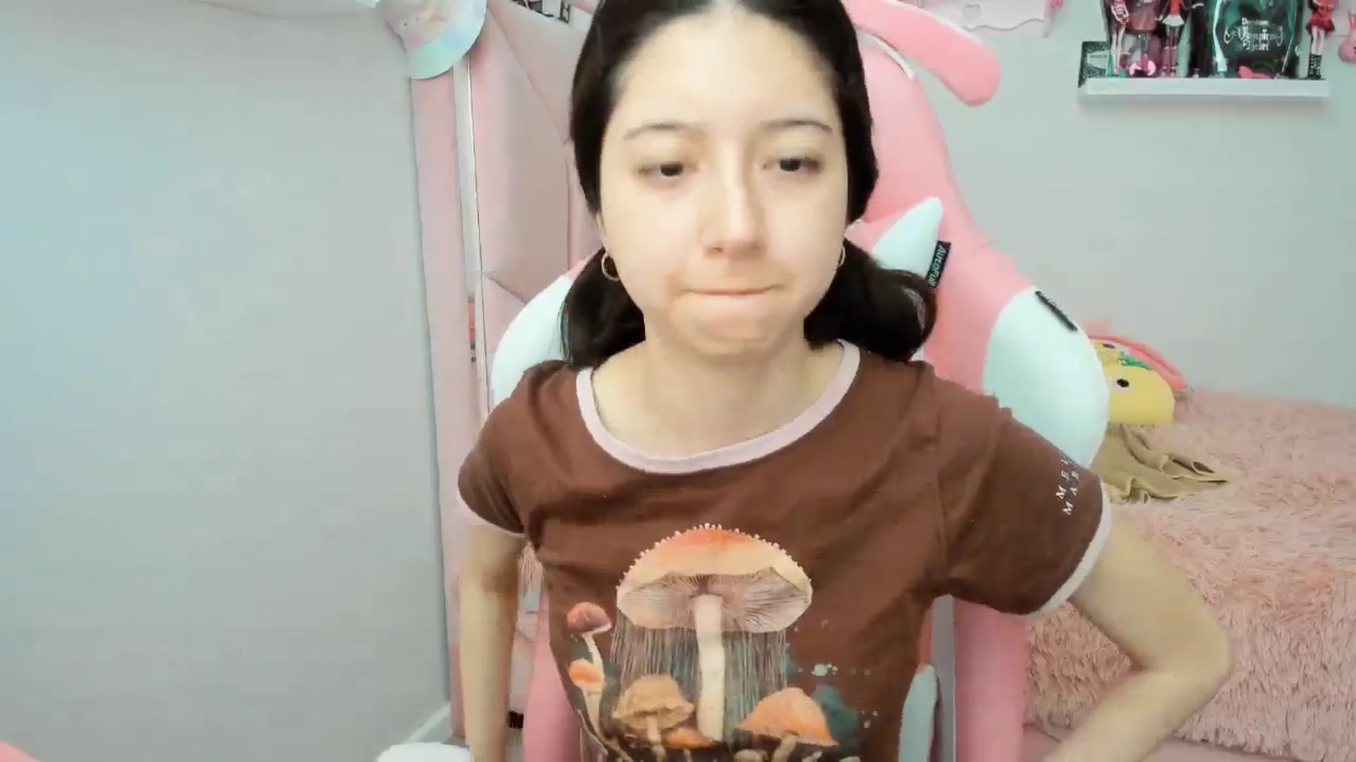 Gallery image thumbnail from Cherrycute666's myfreecams stream on, 01/18/2025, 21:03 image 7 of 20