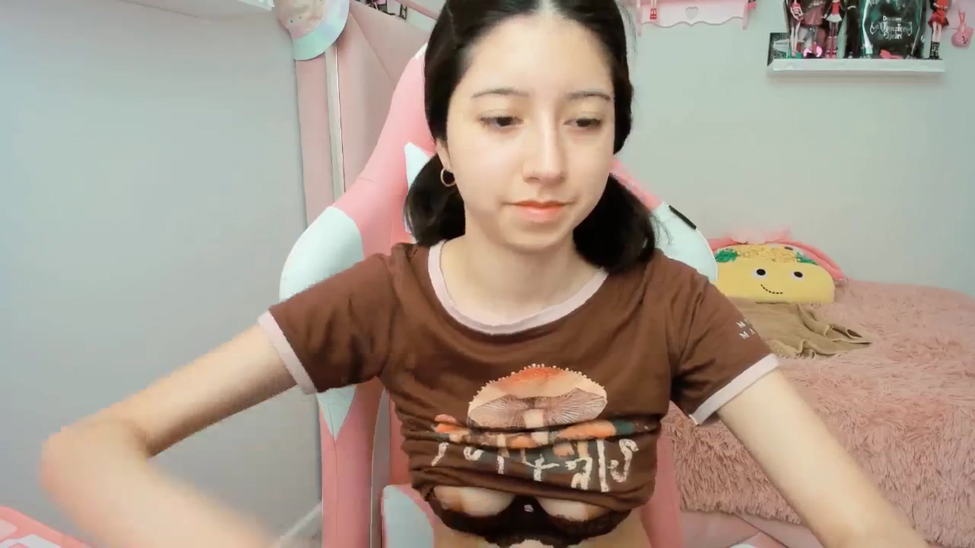 Gallery image thumbnail from Cherrycute666's myfreecams stream on, 01/18/2025, 21:03 image 18 of 20