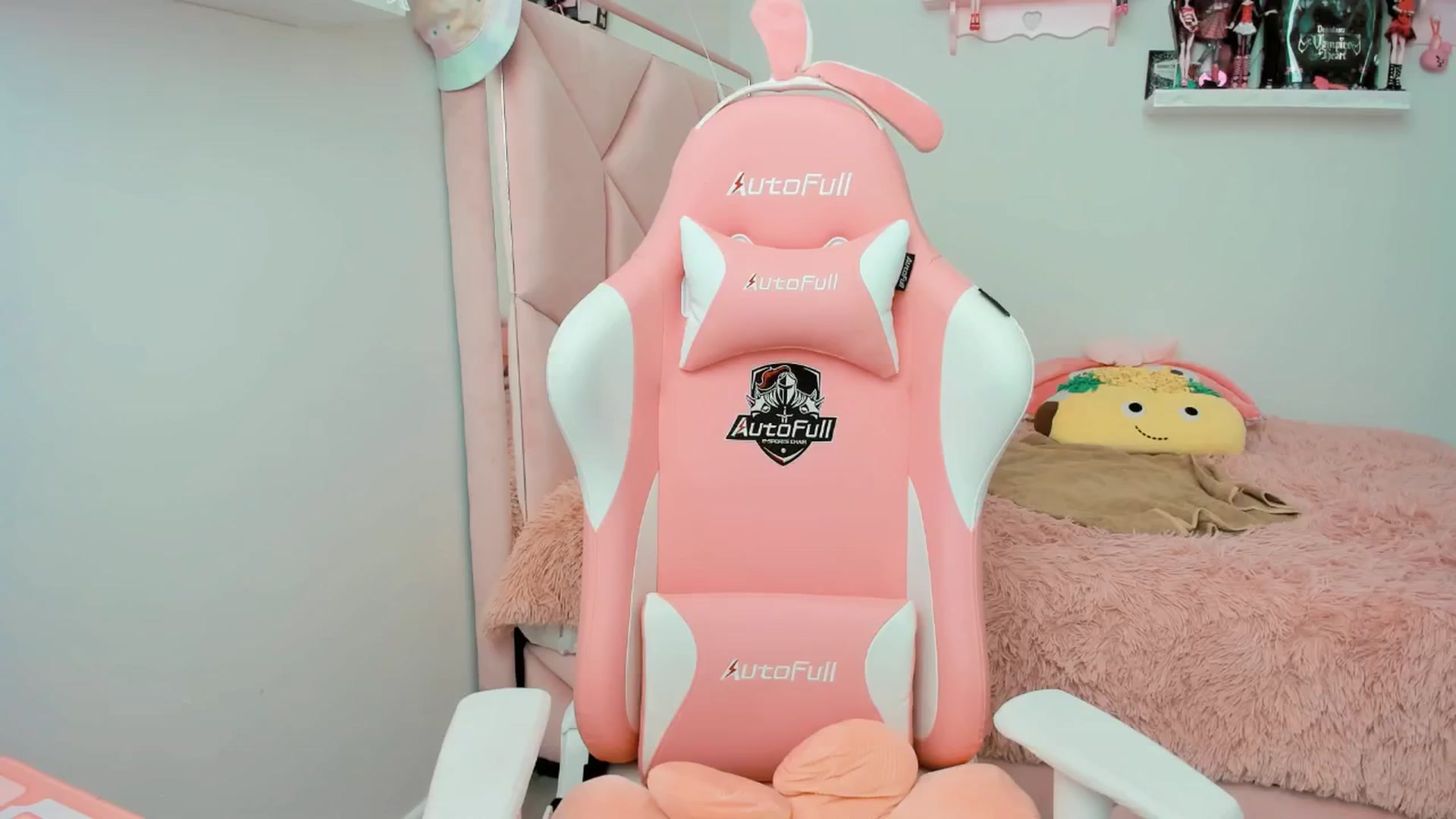Gallery image thumbnail from Cherrycute666's myfreecams stream on, 01/18/2025, 21:37 image 2 of 20