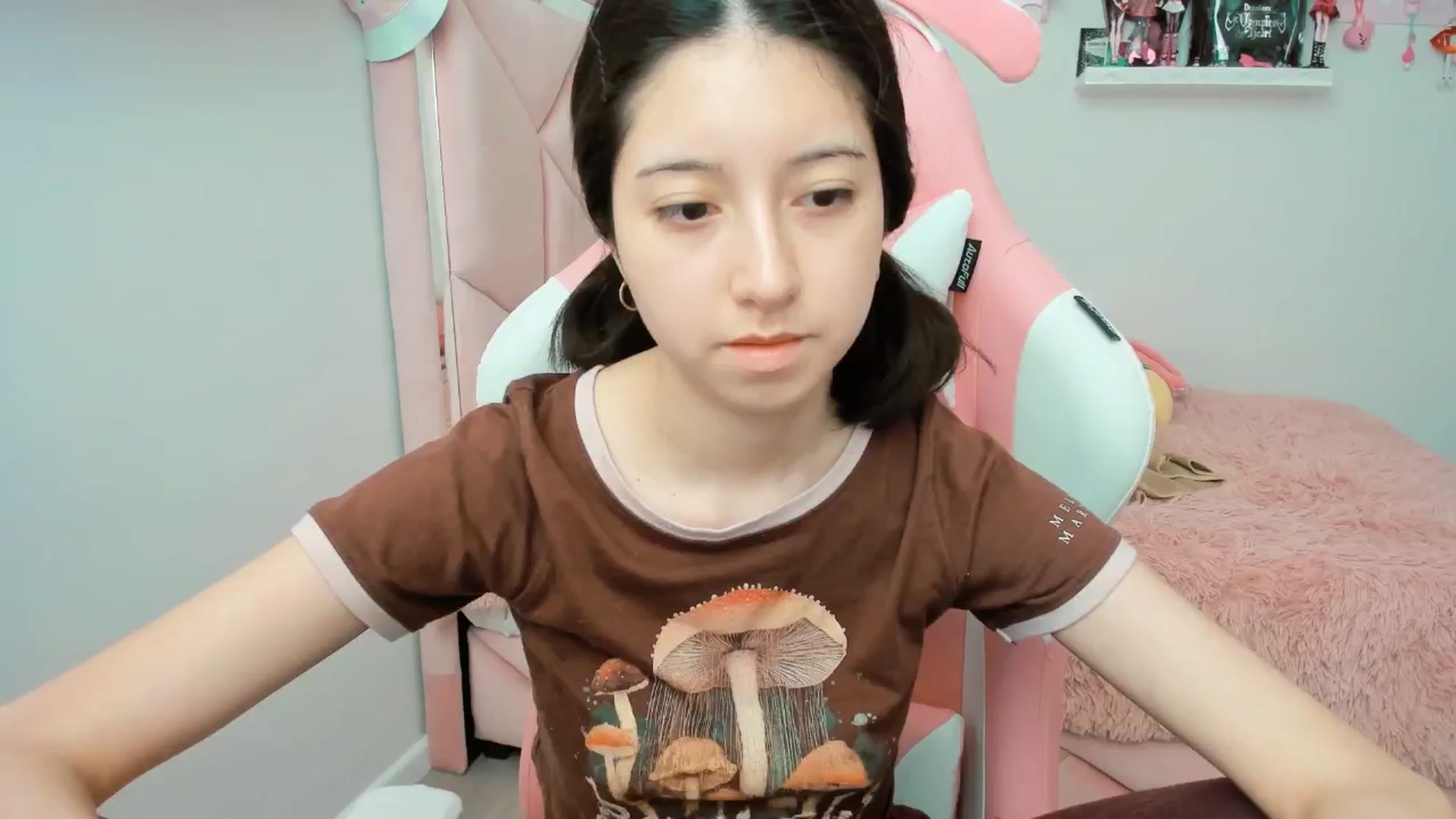 Gallery image thumbnail from Cherrycute666's myfreecams stream on, 01/18/2025, 21:37 image 14 of 20