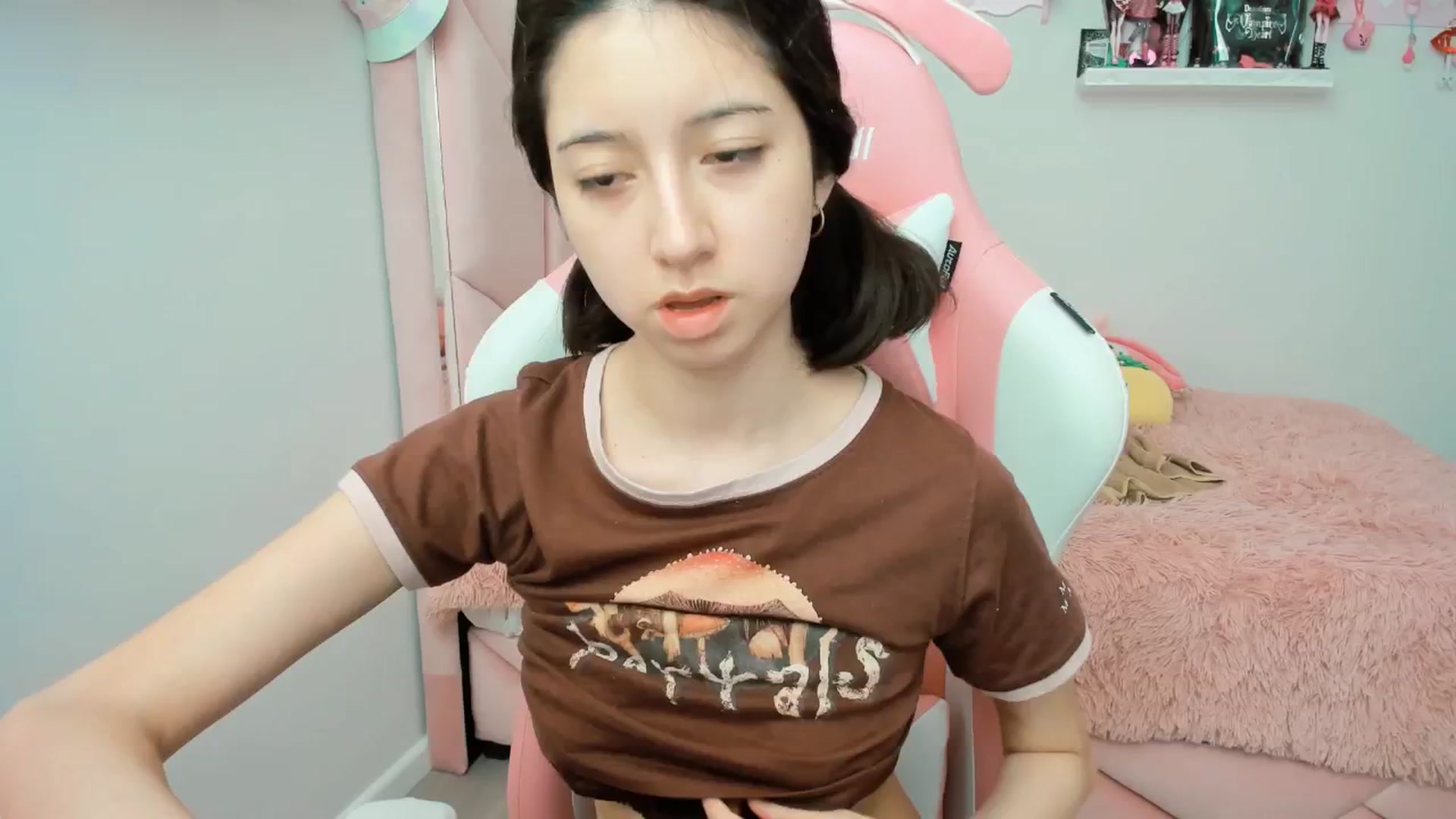 Gallery image thumbnail from Cherrycute666's myfreecams stream on, 01/18/2025, 21:37 image 11 of 20
