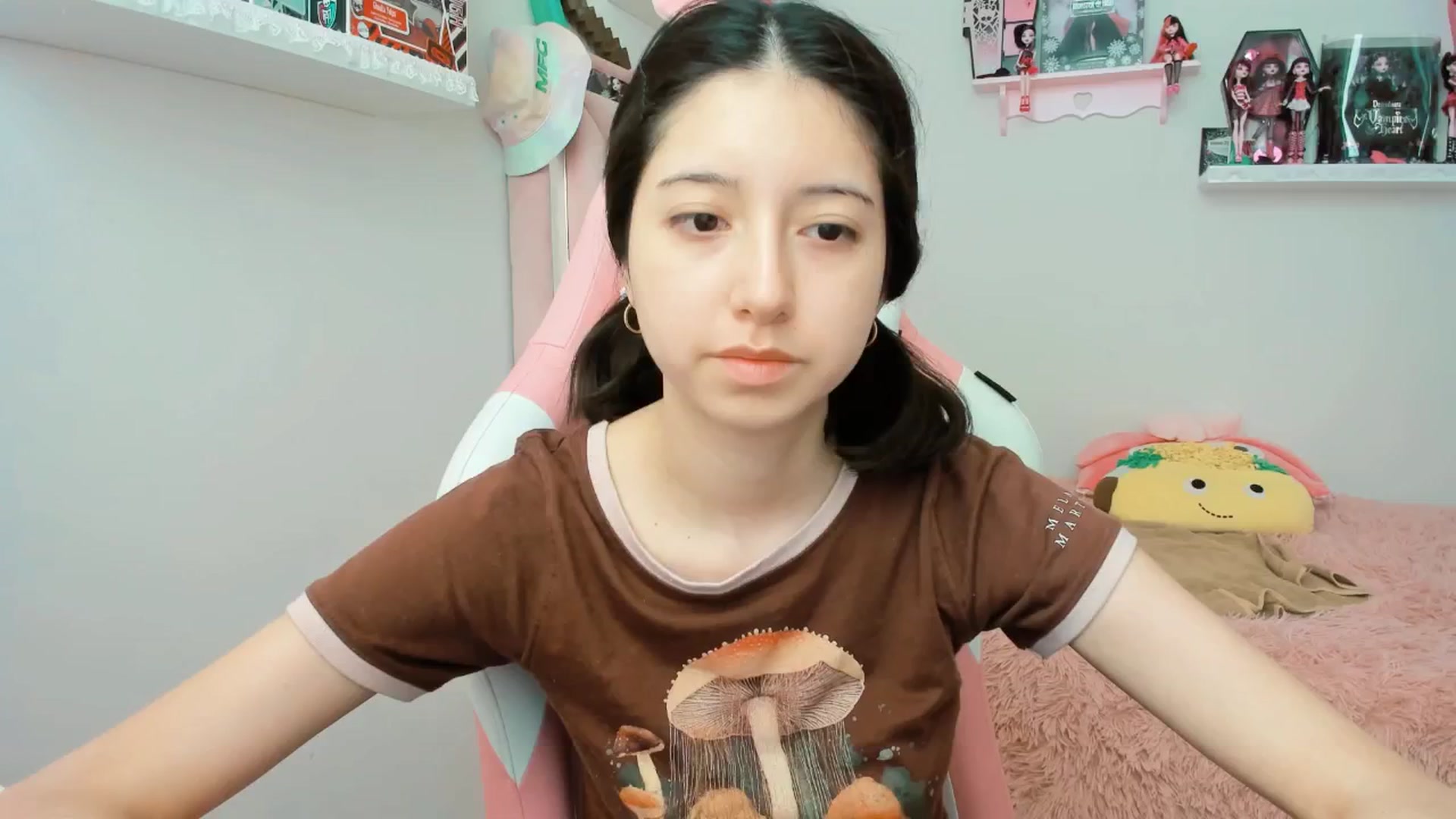 Gallery image thumbnail from Cherrycute666's myfreecams stream on, 01/18/2025, 21:37 image 20 of 20