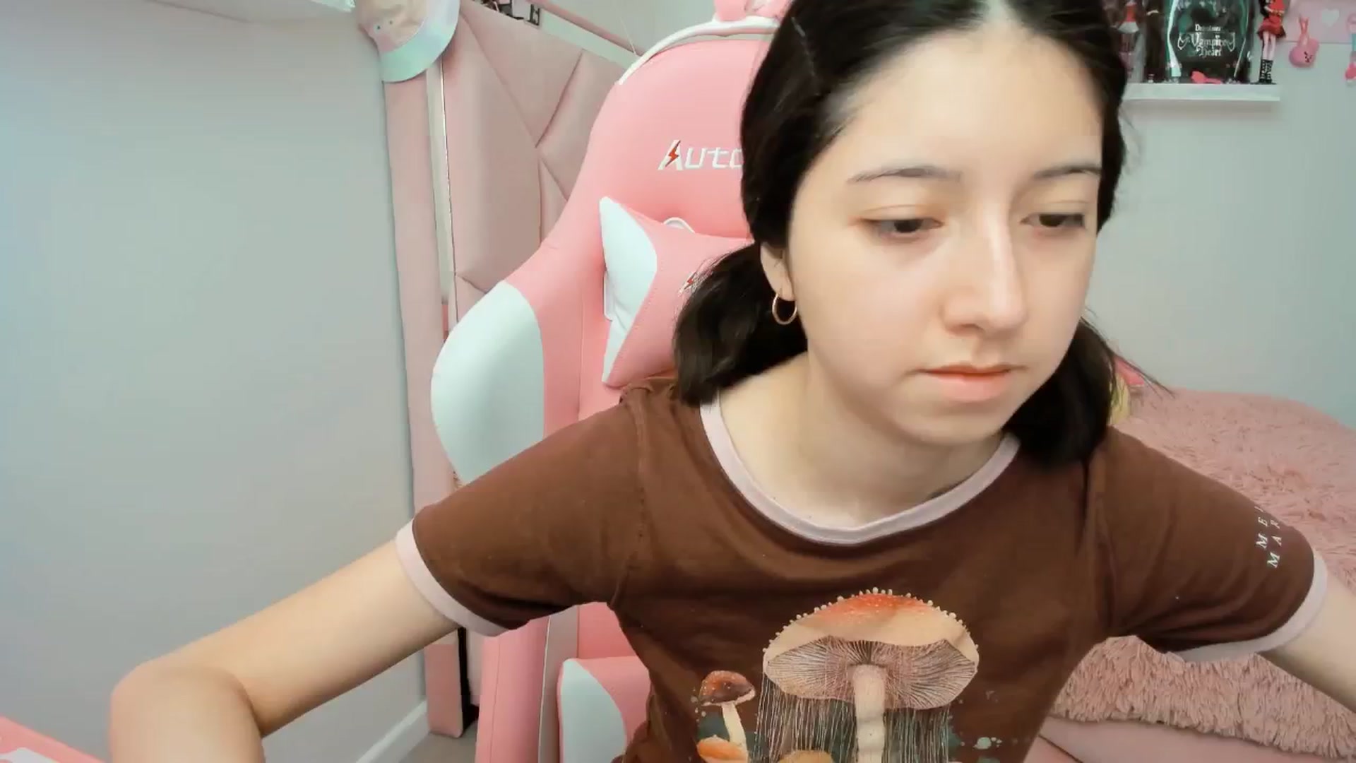 Gallery image thumbnail from Cherrycute666's myfreecams stream on, 01/18/2025, 21:37 image 5 of 20