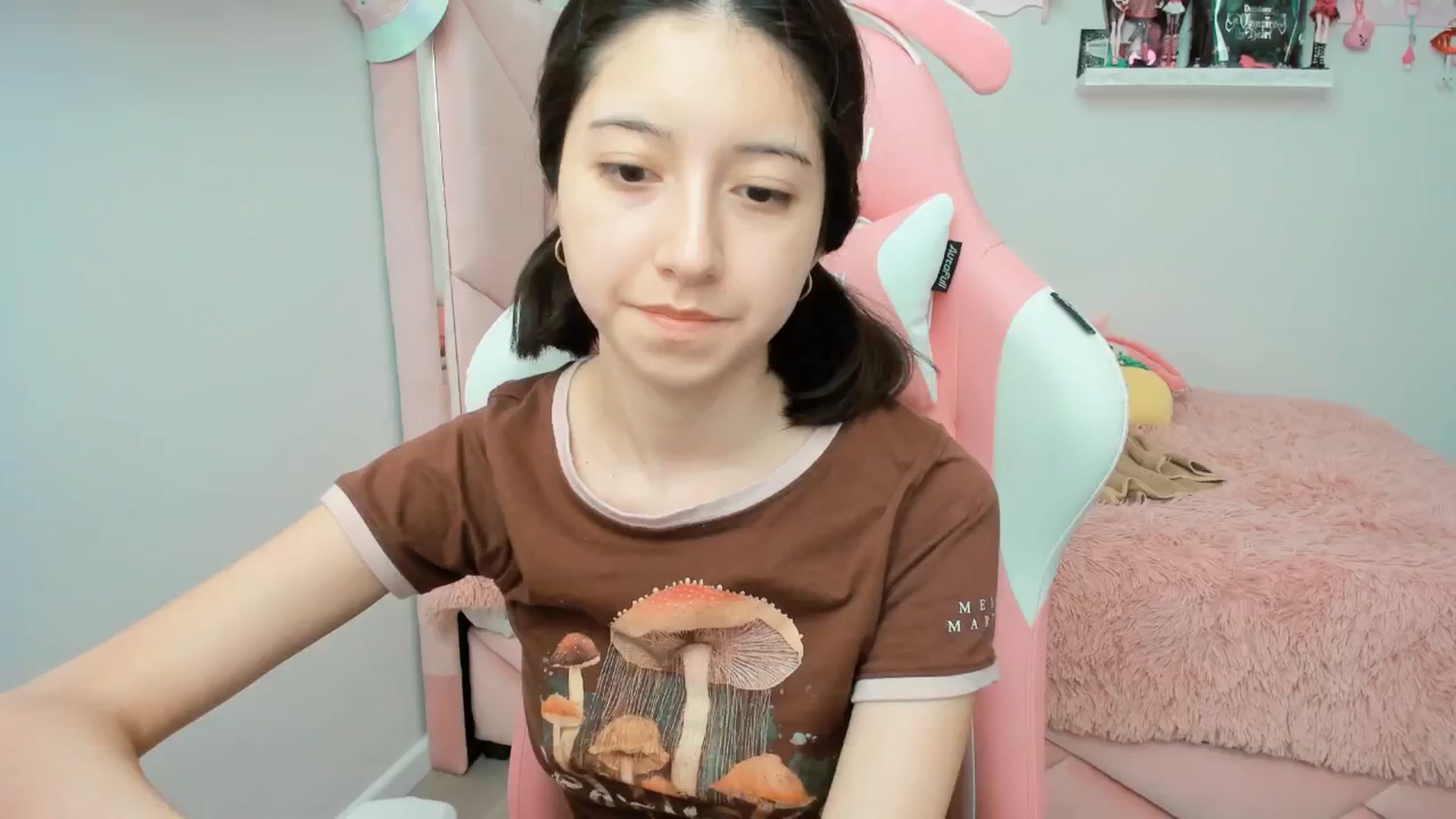 Gallery image thumbnail from Cherrycute666's myfreecams stream on, 01/18/2025, 21:37 image 12 of 20