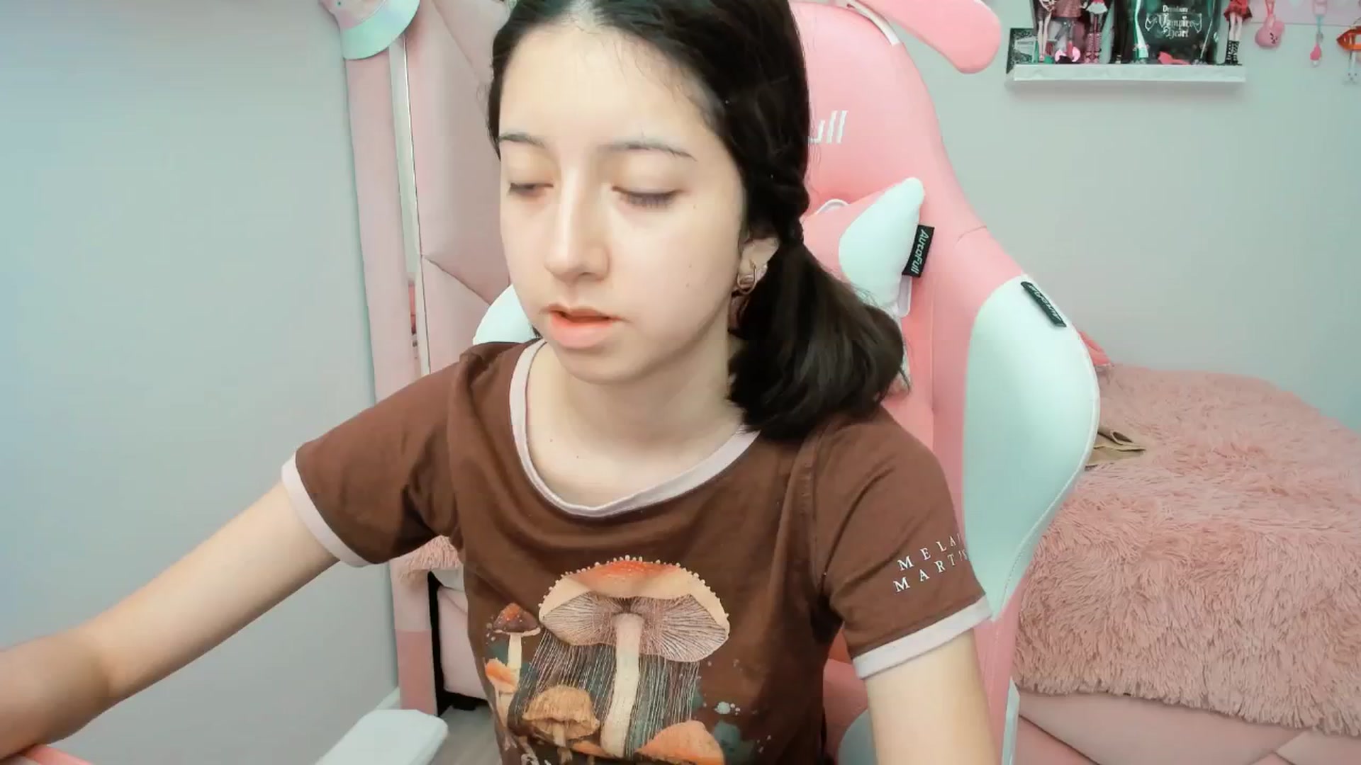 Gallery image thumbnail from Cherrycute666's myfreecams stream on, 01/18/2025, 21:37 image 15 of 20