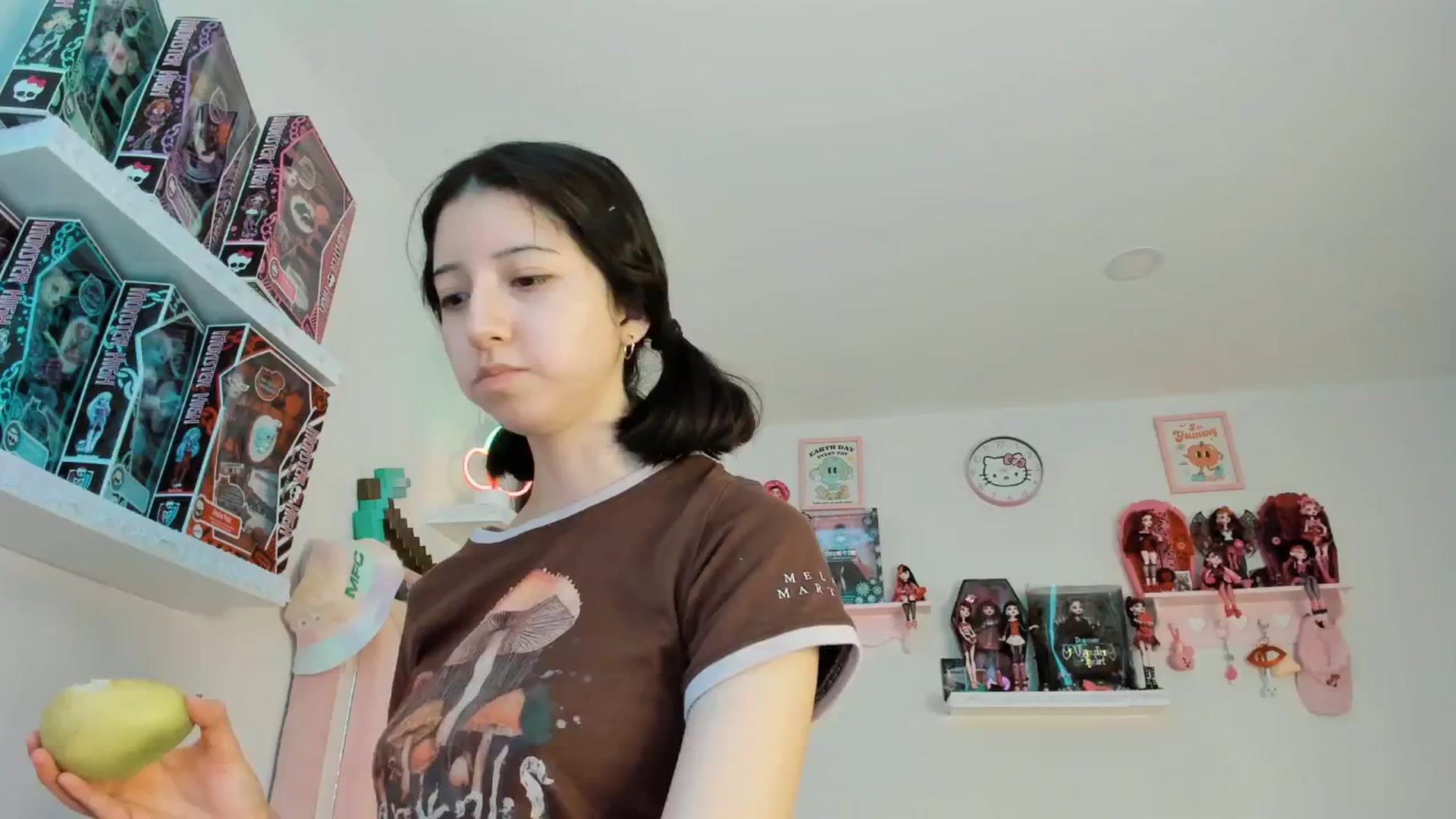 Gallery image thumbnail from Cherrycute666's myfreecams stream on, 01/19/2025, 01:07 image 11 of 20