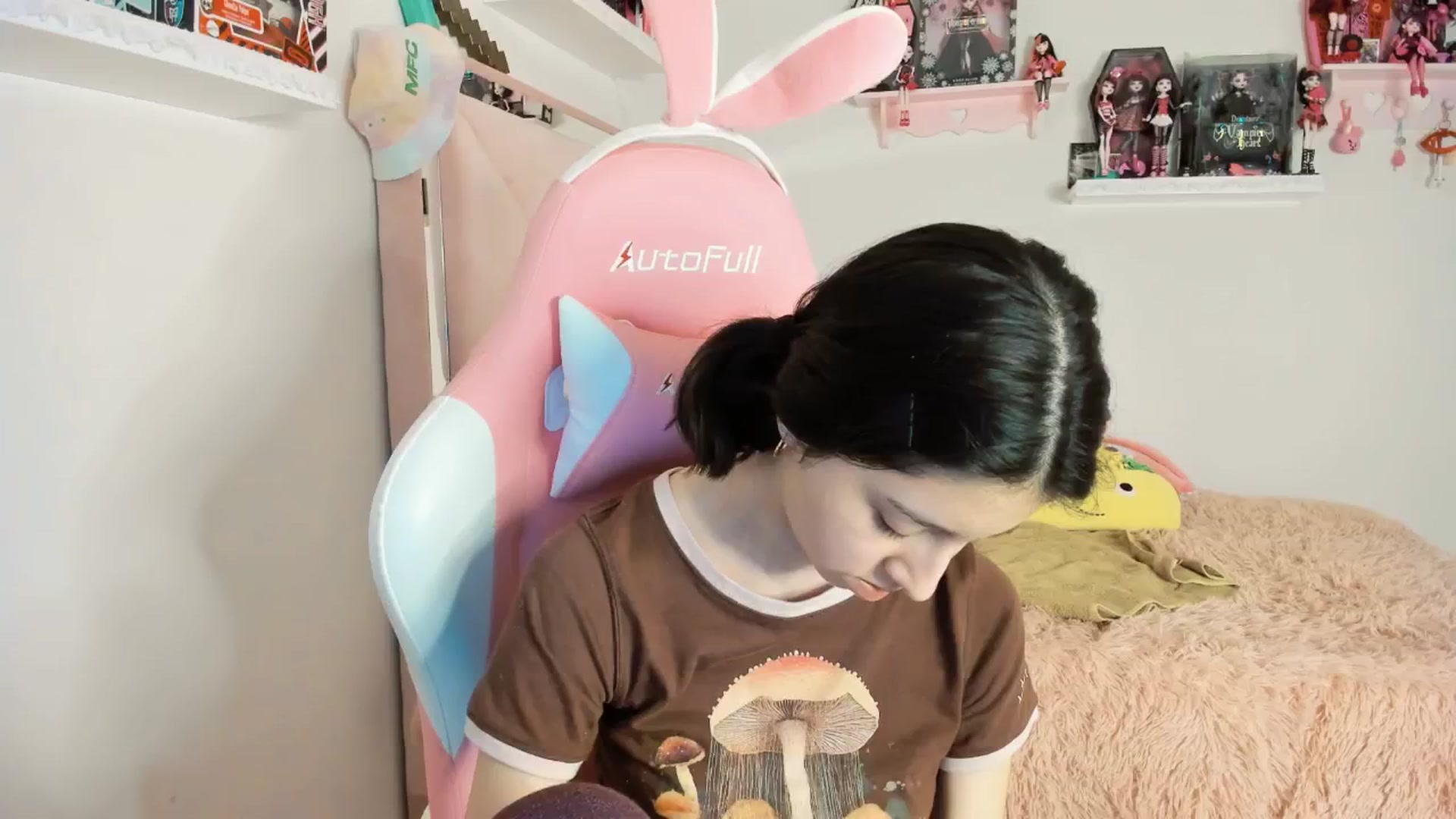 Gallery image thumbnail from Cherrycute666's myfreecams stream on, 01/19/2025, 01:07 image 19 of 20