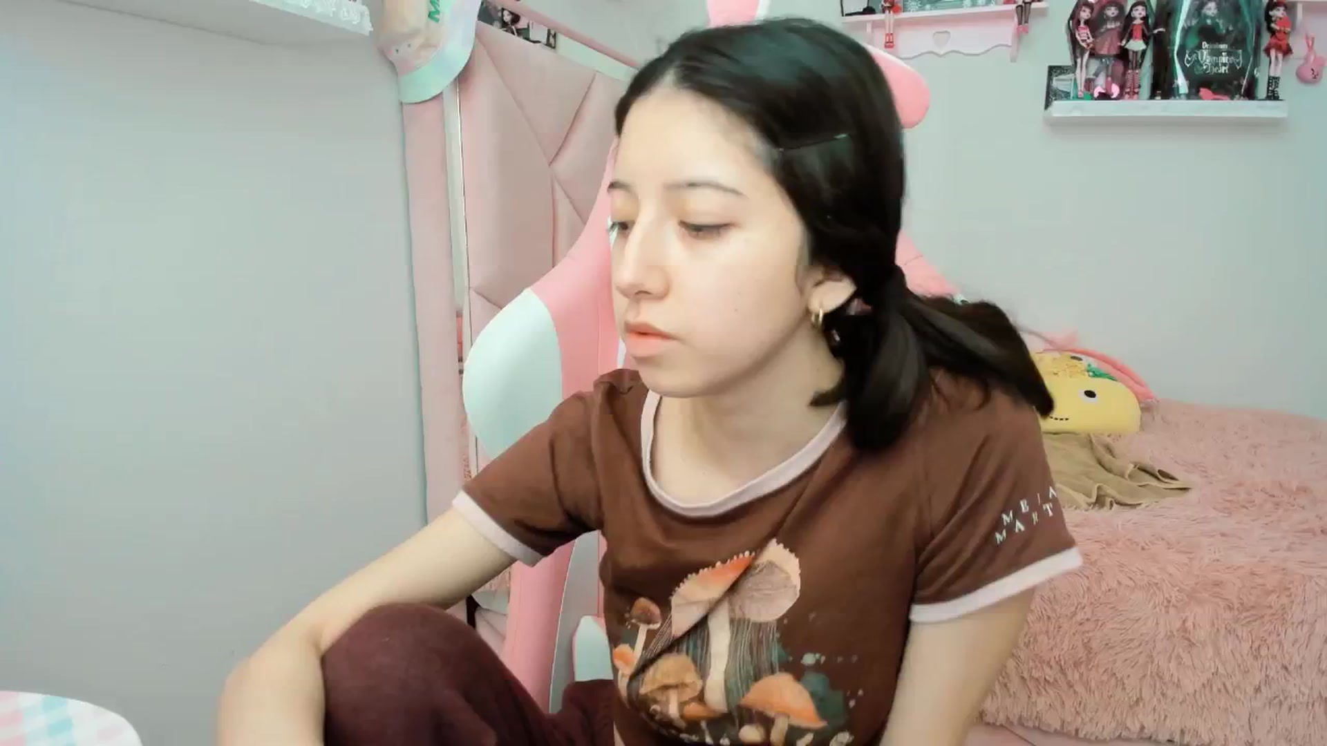 Gallery image thumbnail from Cherrycute666's myfreecams stream on, 01/19/2025, 01:07 image 1 of 20