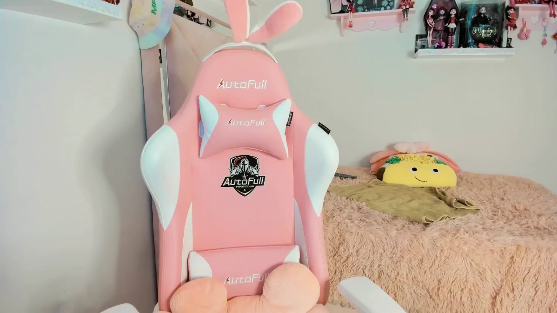 Gallery image thumbnail from Cherrycute666's myfreecams stream on, 01/19/2025, 01:07 image 14 of 20