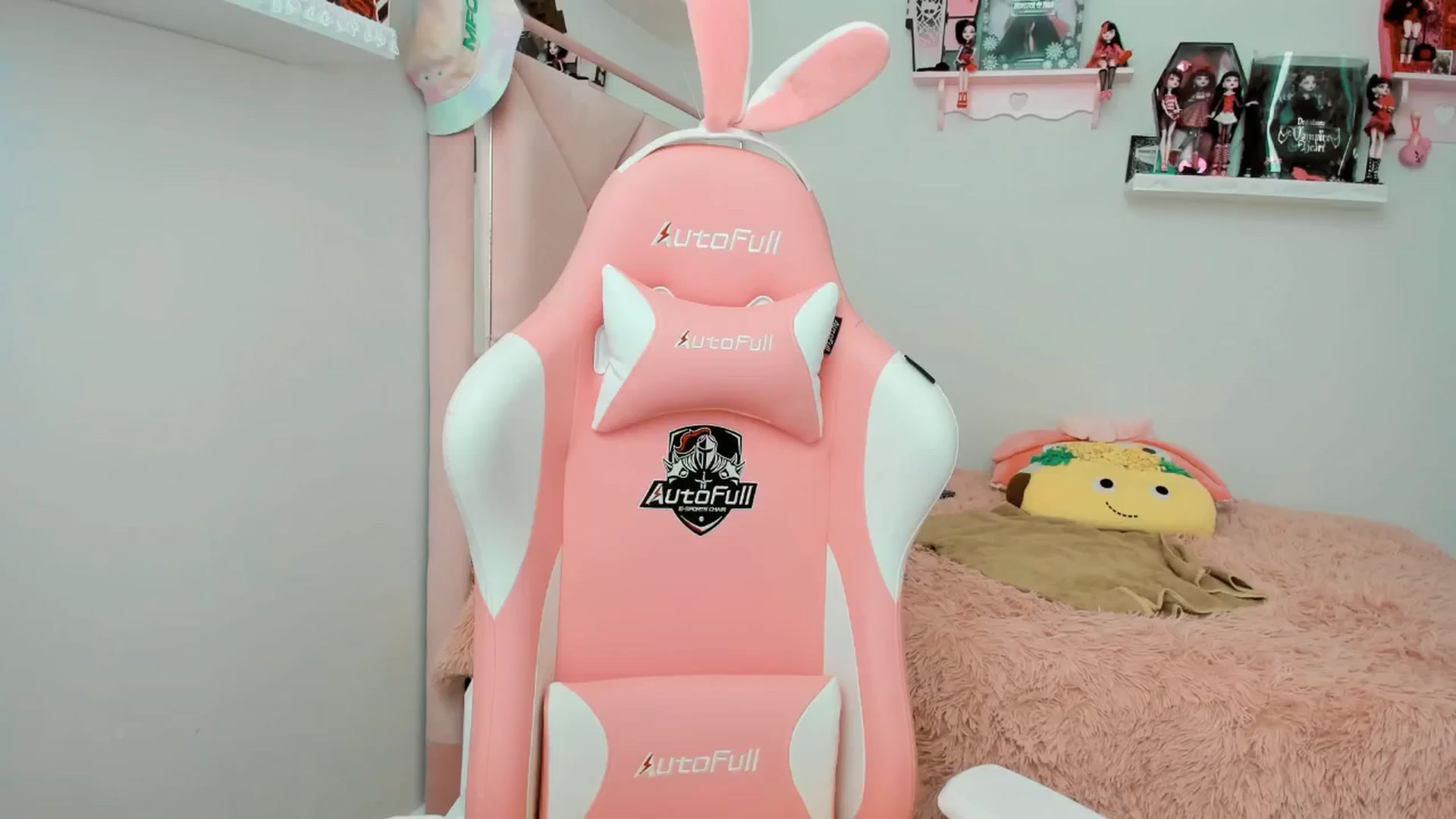 Gallery image thumbnail from Cherrycute666's myfreecams stream on, 01/19/2025, 01:07 image 4 of 20