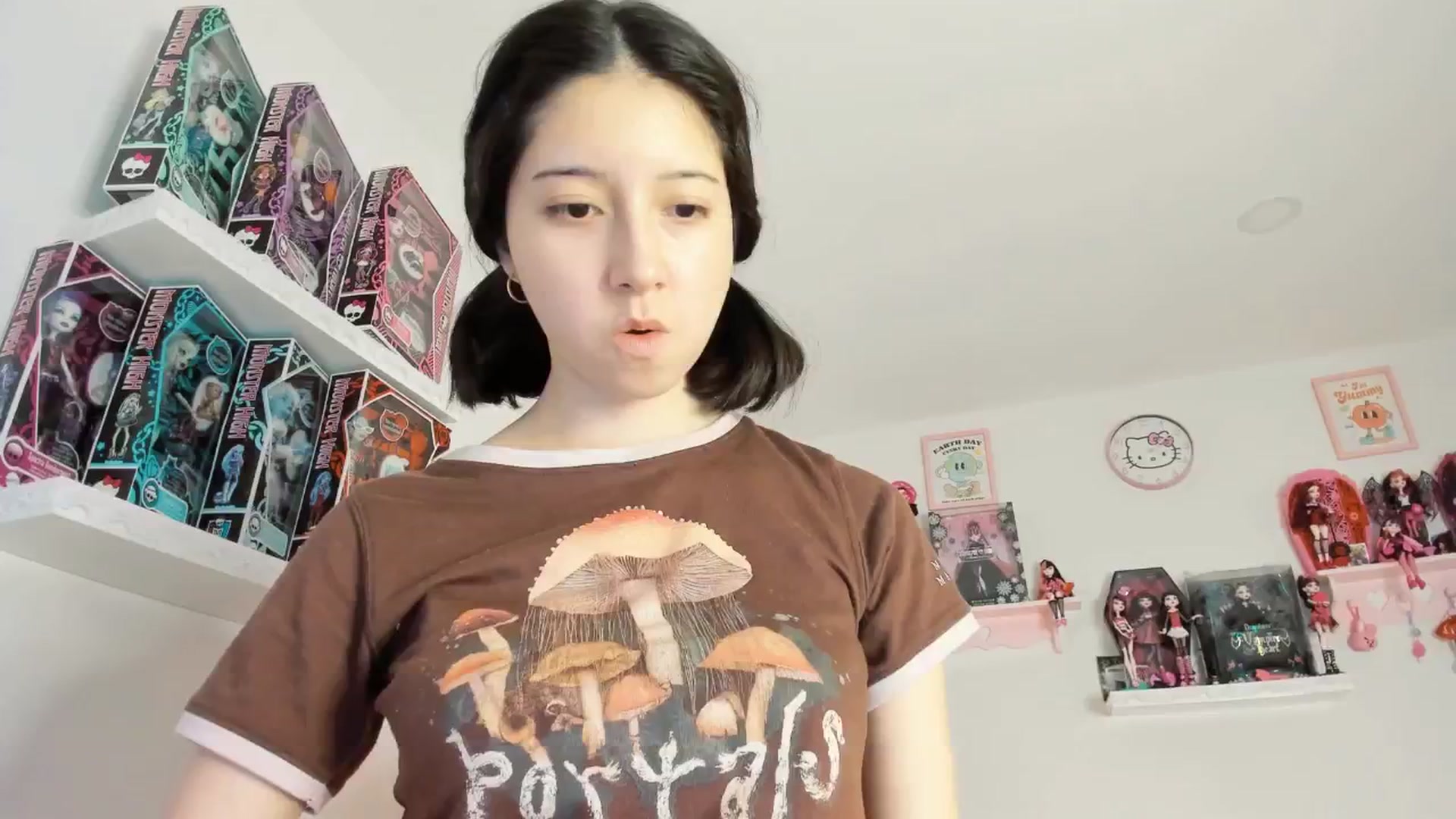 Gallery image thumbnail from Cherrycute666's myfreecams stream on, 01/19/2025, 01:07 image 16 of 20
