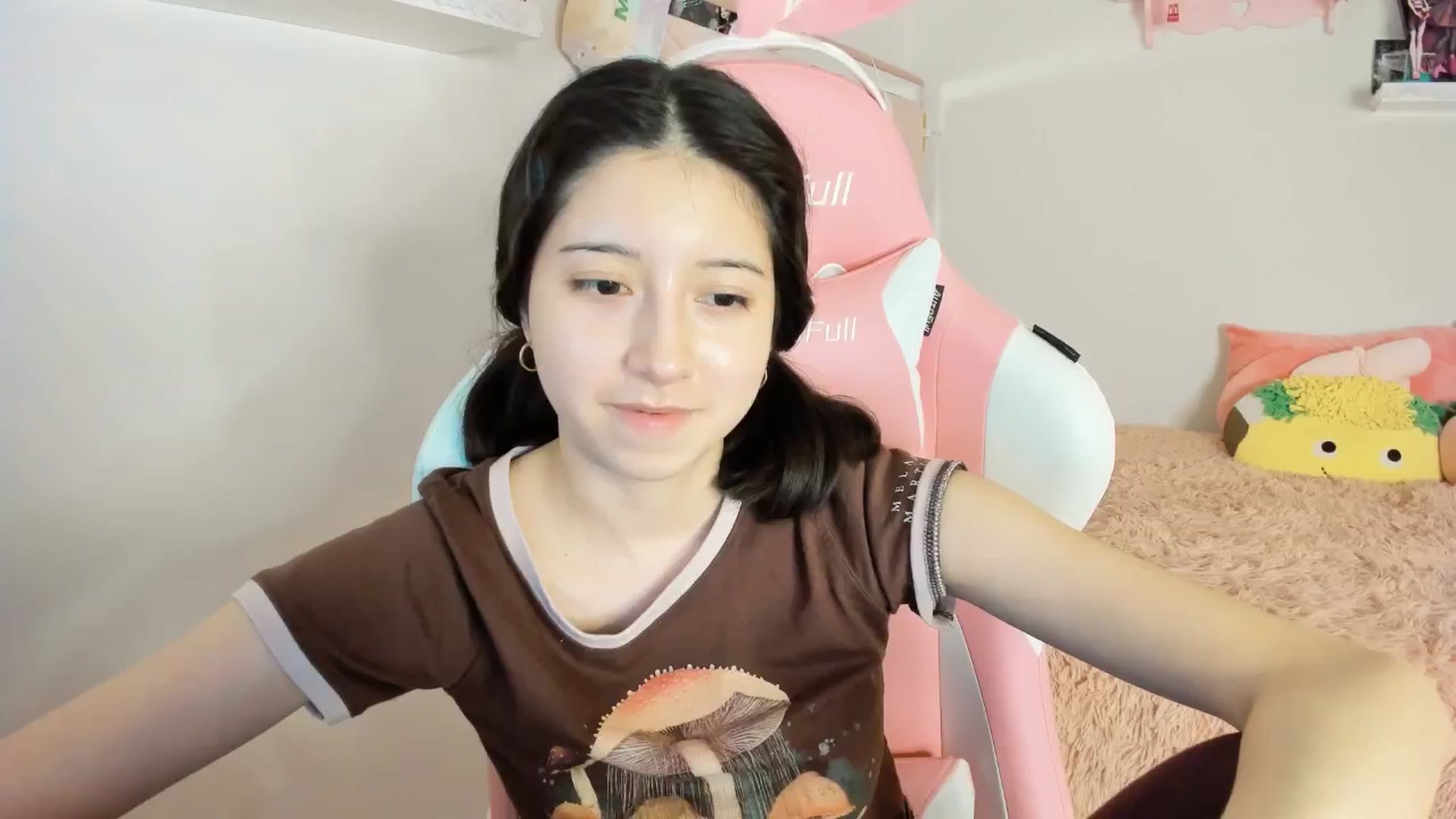 Gallery image thumbnail from Cherrycute666's myfreecams stream on, 01/19/2025, 03:41 image 1 of 20