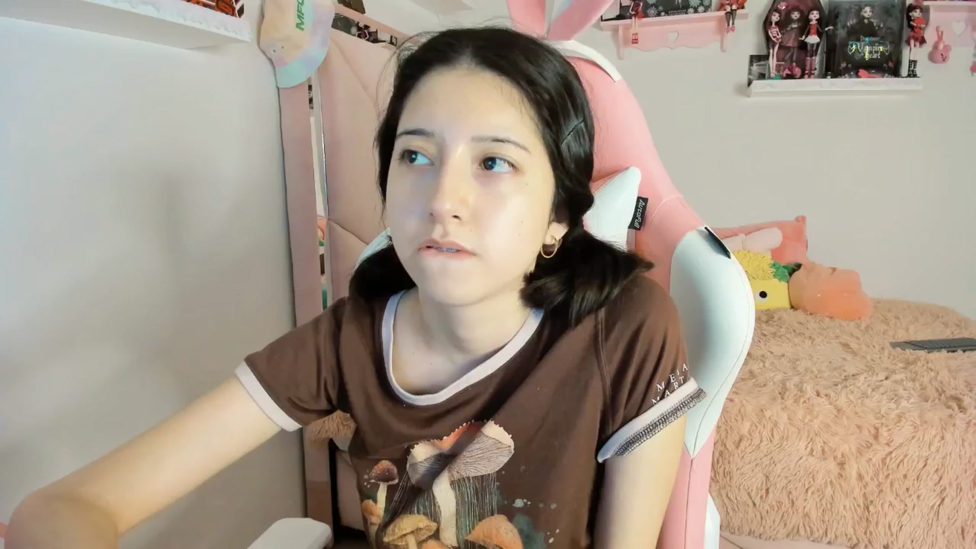Gallery image thumbnail from Cherrycute666's myfreecams stream on, 01/19/2025, 03:41 image 6 of 20
