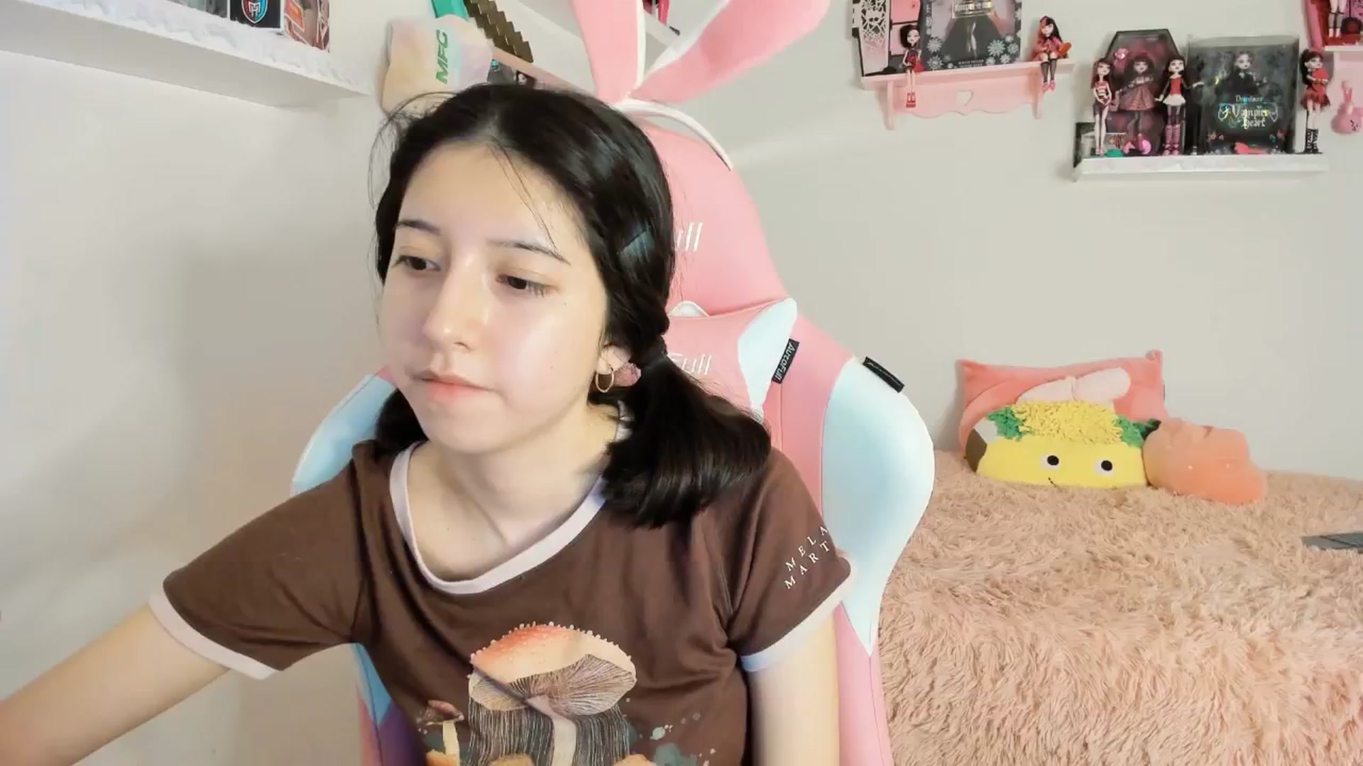 Gallery image thumbnail from Cherrycute666's myfreecams stream on, 01/19/2025, 08:07 image 17 of 20
