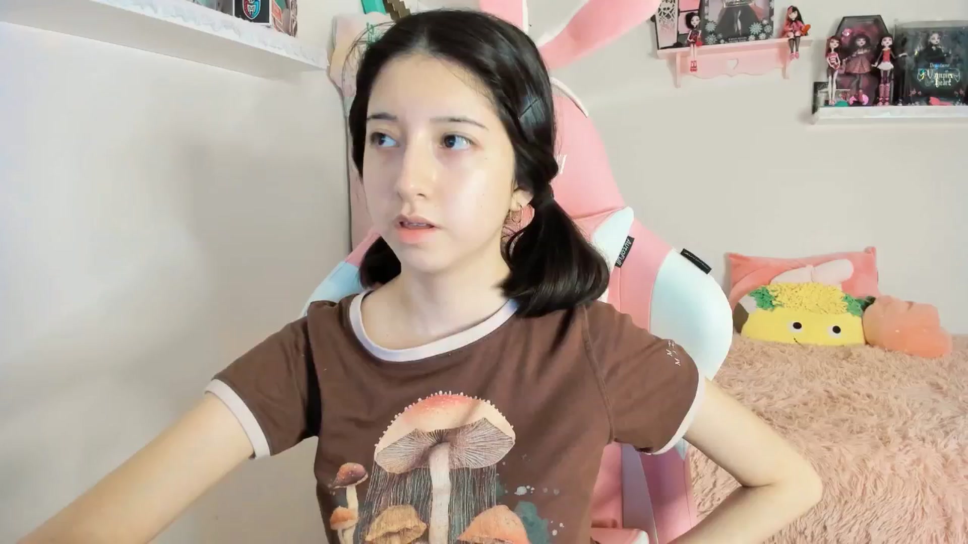 Gallery image thumbnail from Cherrycute666's myfreecams stream on, 01/19/2025, 08:07 image 18 of 20