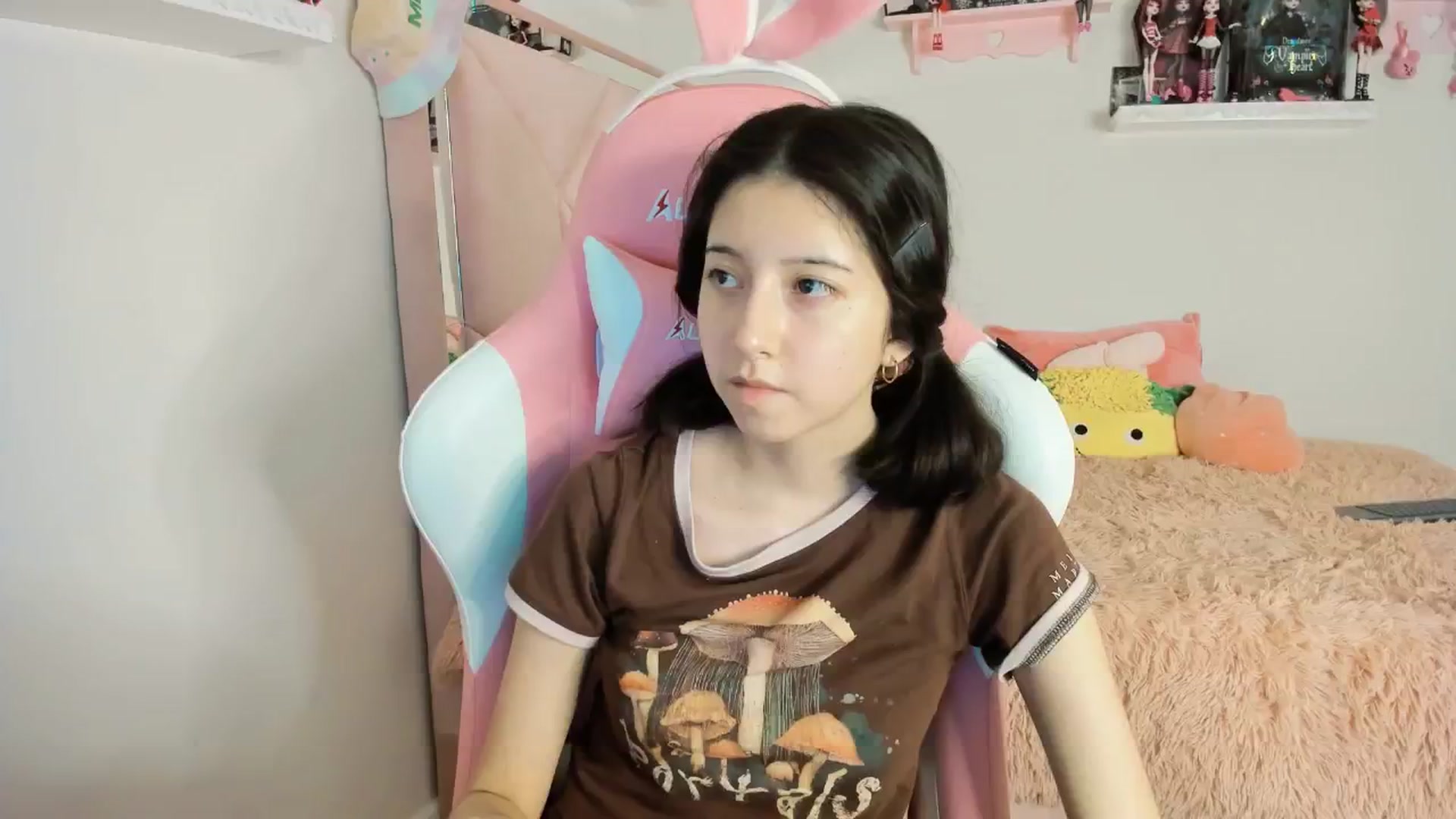 Gallery image thumbnail from Cherrycute666's myfreecams stream on, 01/19/2025, 08:07 image 5 of 20