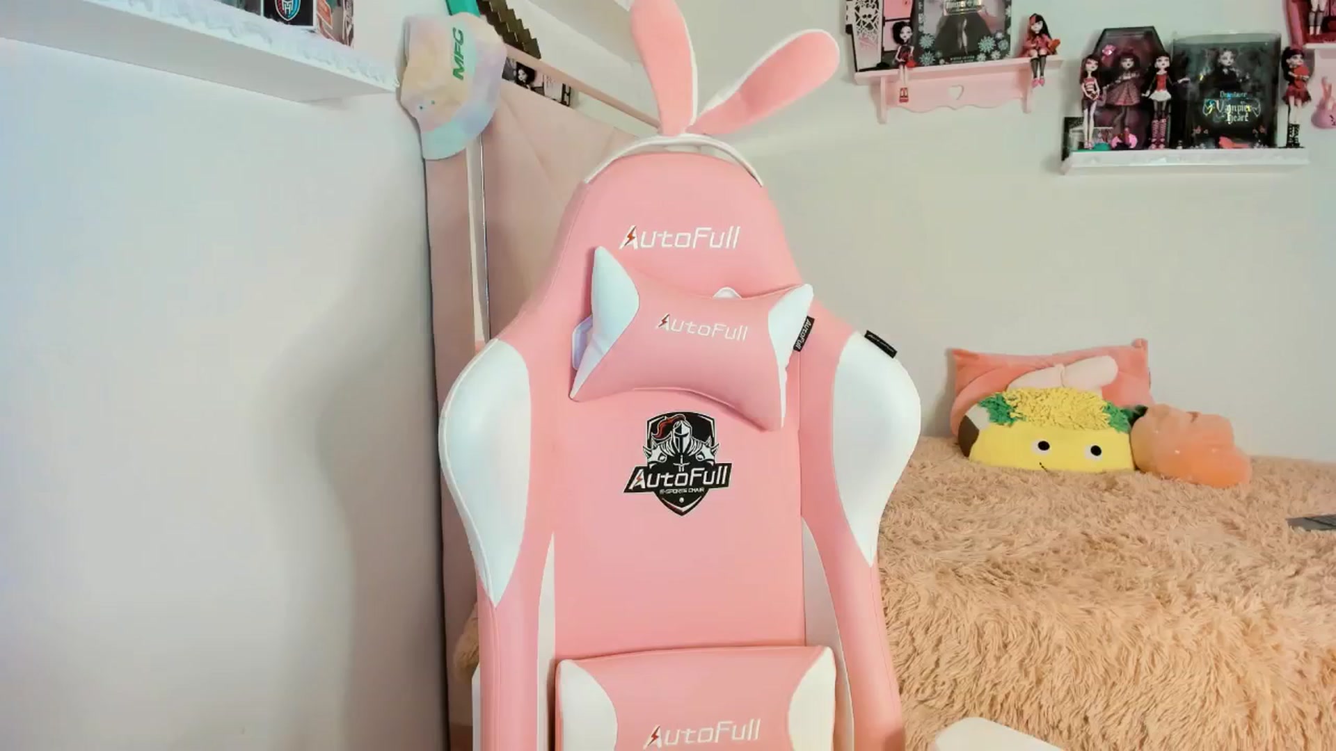 Gallery image thumbnail from Cherrycute666's myfreecams stream on, 01/19/2025, 08:07 image 19 of 20