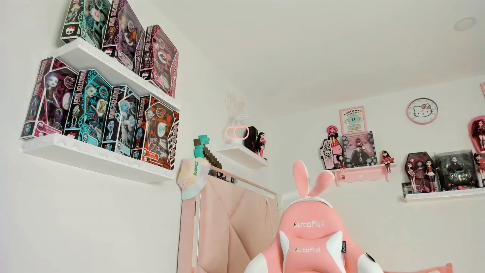 Gallery image thumbnail from Cherrycute666's myfreecams stream on, 01/19/2025, 08:07 image 8 of 20
