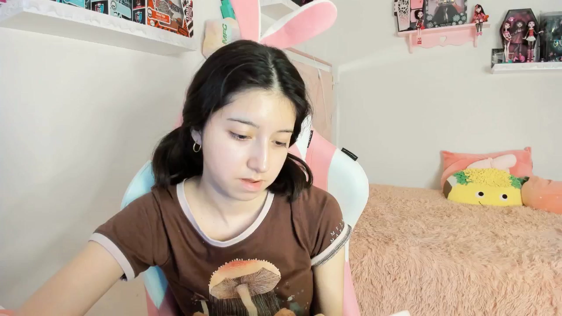 Gallery image thumbnail from Cherrycute666's myfreecams stream on, 01/19/2025, 08:07 image 1 of 20