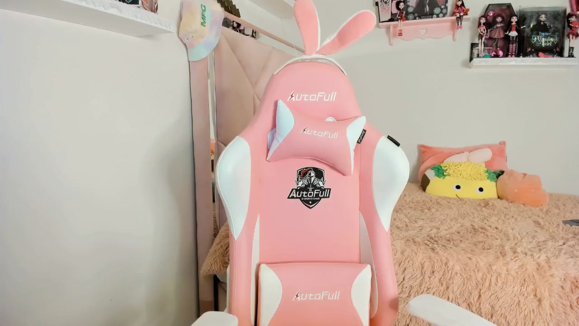 Gallery image thumbnail from Cherrycute666's myfreecams stream on, 01/19/2025, 08:07 image 15 of 20