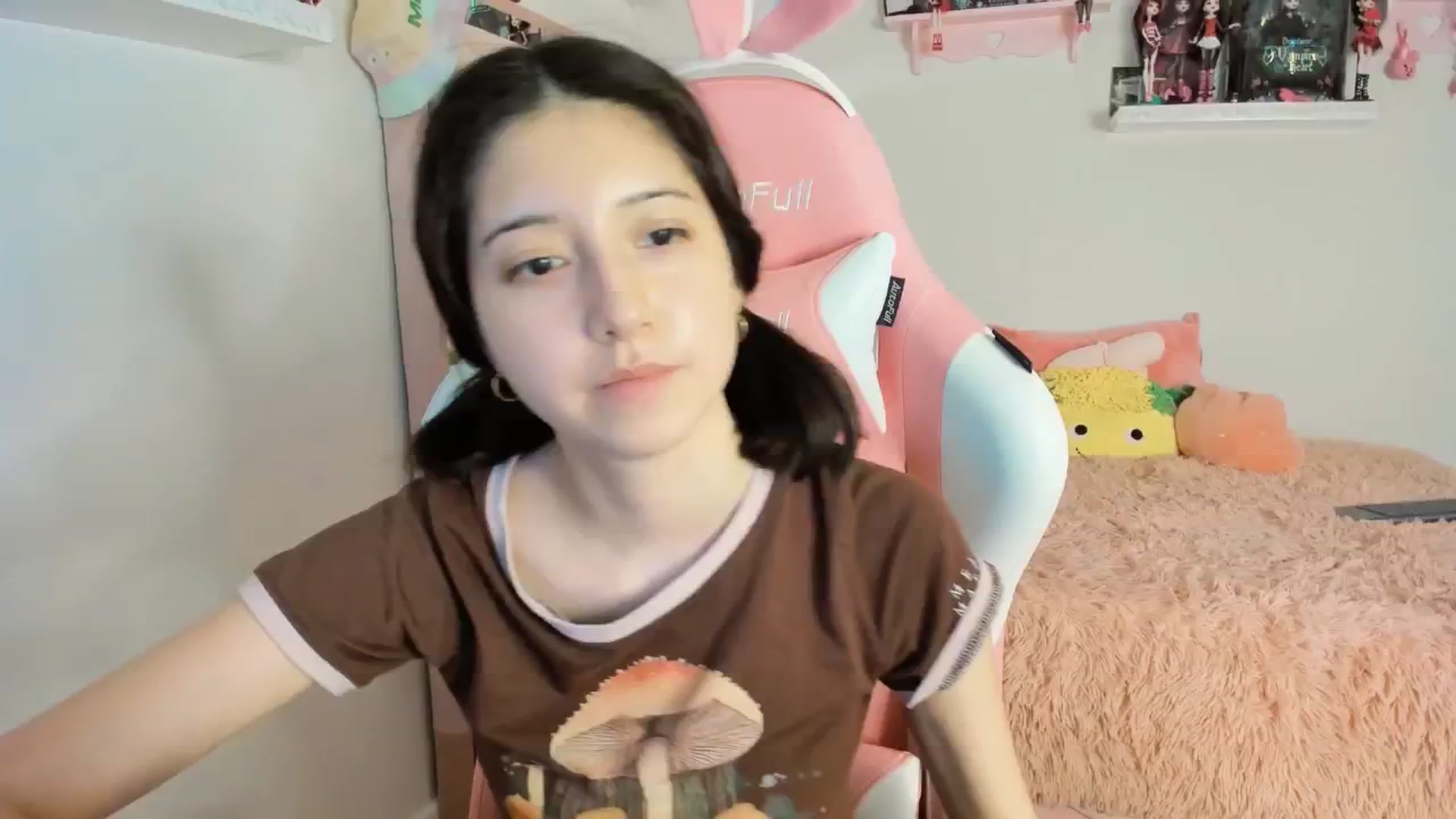 Gallery image thumbnail from Cherrycute666's myfreecams stream on, 01/19/2025, 08:07 image 6 of 20