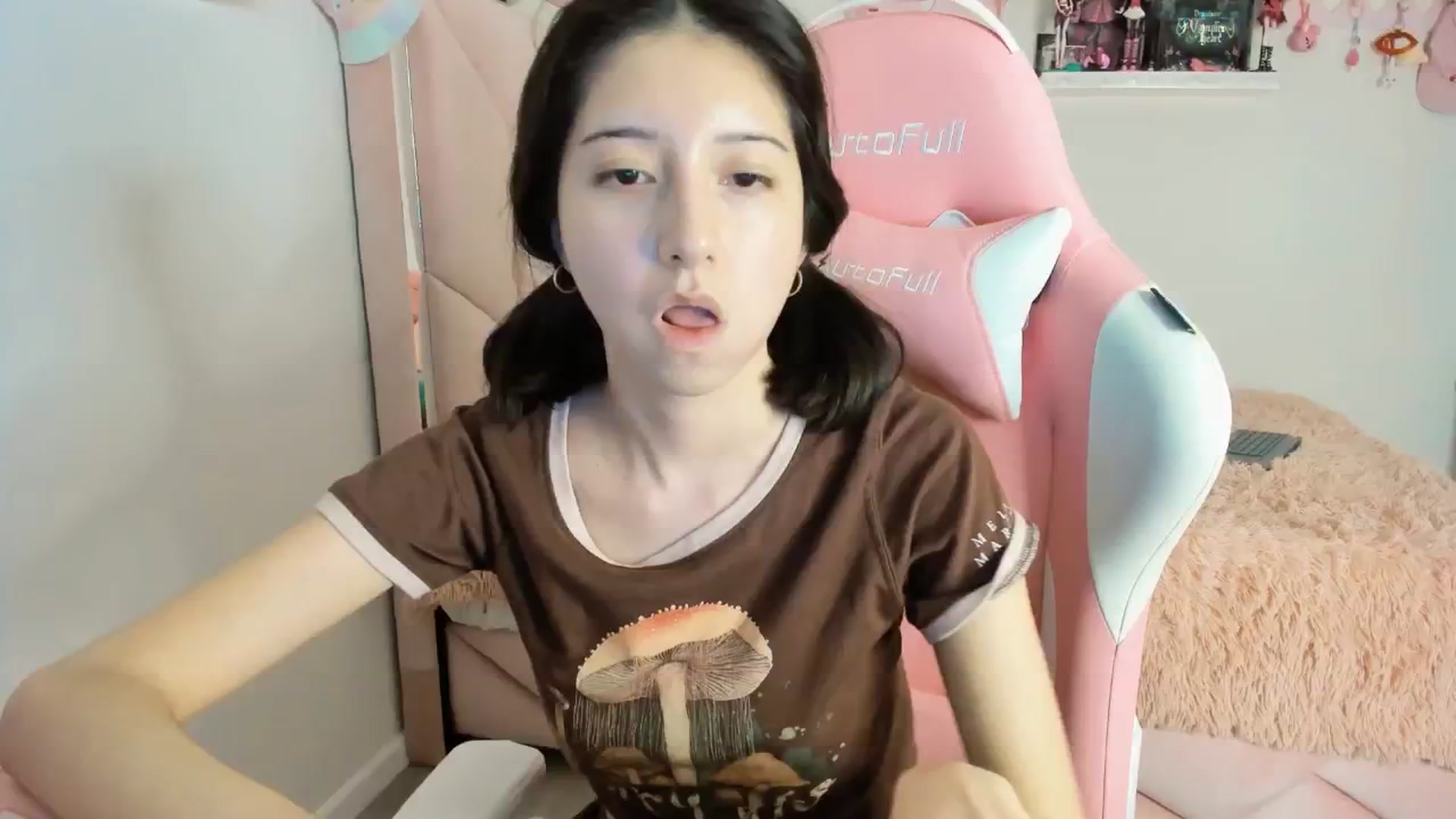 Gallery image thumbnail from Cherrycute666's myfreecams stream on, 01/19/2025, 08:56 image 15 of 20